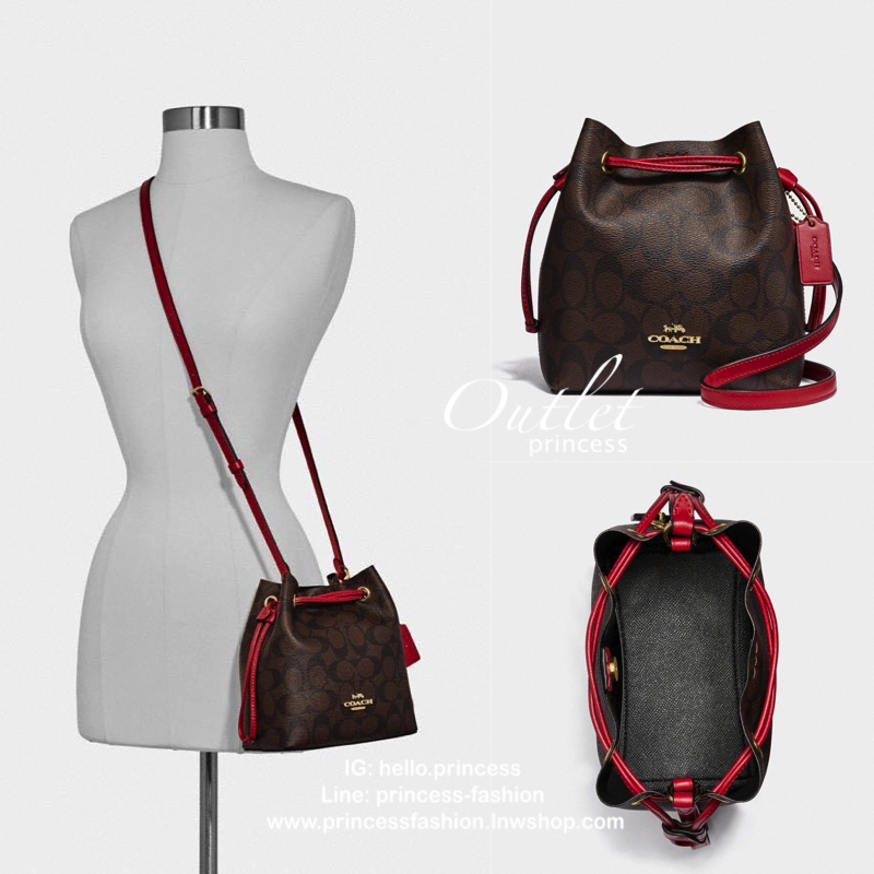 COACH LENA SIGNATURE CROSSBODY BAG กระเป๋าสะพายแบบ crossbody วัสดุหนังแกะแท้ หนังนิ่มมือ น้ำหนักเบา ทรงจีบ ลาย C มีกระดุมแม่เหล็กปิดปากกระเป๋า ภายในโล่ง ใส่ของได้จุเลยค่ะ มีช่องเล็กใส่ของจุกจิก สายสะพายเลื่อนปรับระดับได้ รุ่นนี้ใบขนาดกำลังดี น่ารักน่าใช้ม