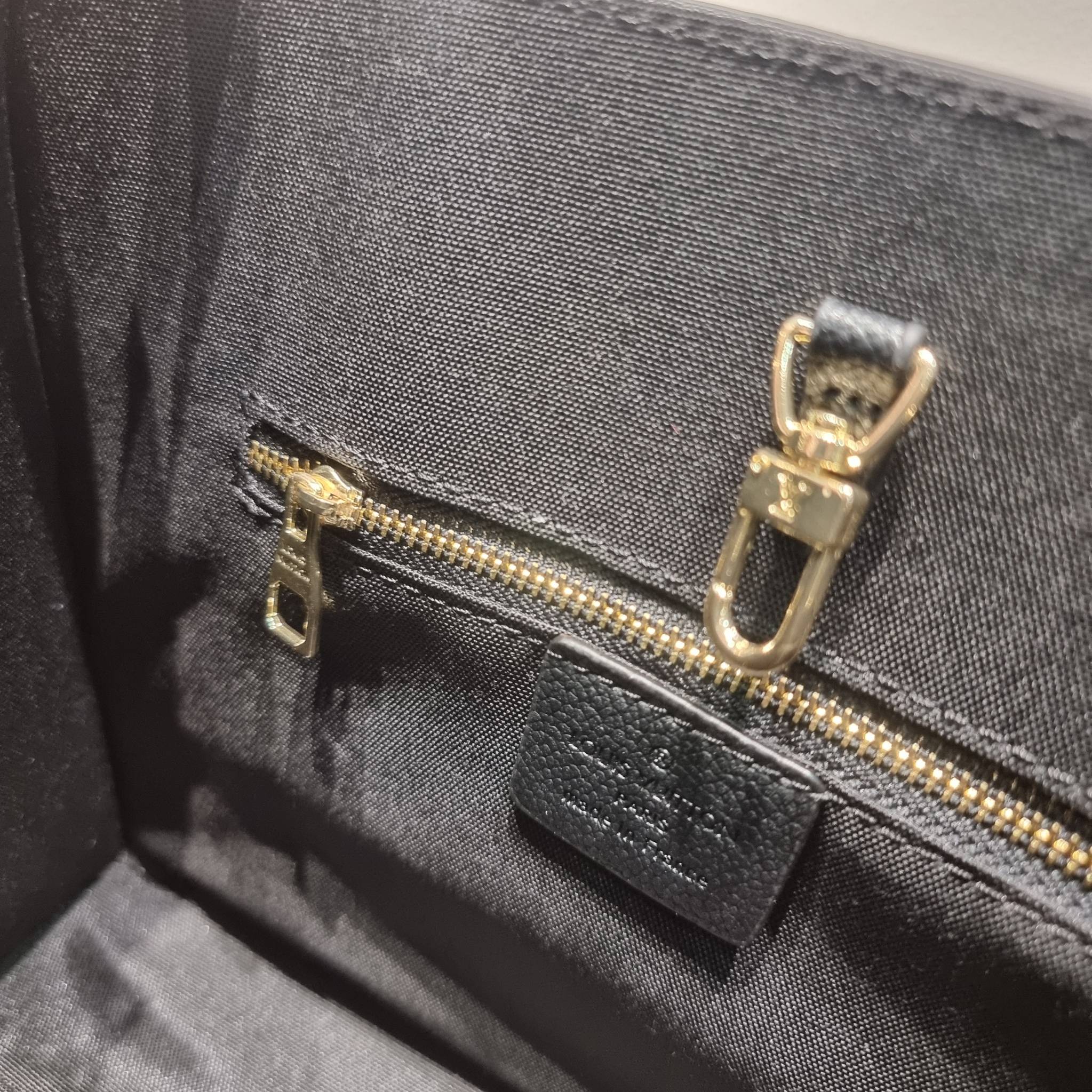 LV Onthego / LV crossbody tote bag กระเป๋าทรงโท้ทเวอร์ชั่นดั้งเดิม ที่คลาสสิค ผู้ดี หรูหรา โทนสีใช้งานง่าย ได้ทุกลุค ทุกสไตล์ วัสดุหนังลูกวัว ผิวลายเกรน มาพร้อมหูจับในตัว คล้องแขนก็ดูแพง หรือจะเกี่ยวสายครอสสะพายก็อัพลุคได้เลย ภายในโล่งกว้างมาก มีอะไหล่เกี