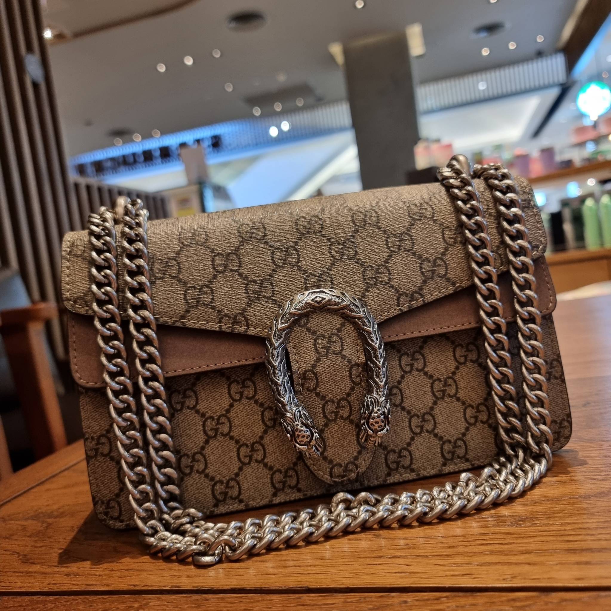 Gucci Small Dionysus GG Shoulder Bag ฮอตสุดไม่มีใครเกิน สวยจริงไม่ทิพย์!! GC CROSSBODY BAG WITH GWP สุดคุ้มจาก duty free กับกระเป๋าสะพายรุ่นที่สาวๆต้องไม่พลาด!! ดึงดูดและสะกดสายตาด้วยอะไหล่ดีเทลหรูรูปหัวสิงโต วัสดุหนังแคนวาส ทนทาน ดูแลรักษาง่าย เปิด-ปิดด้