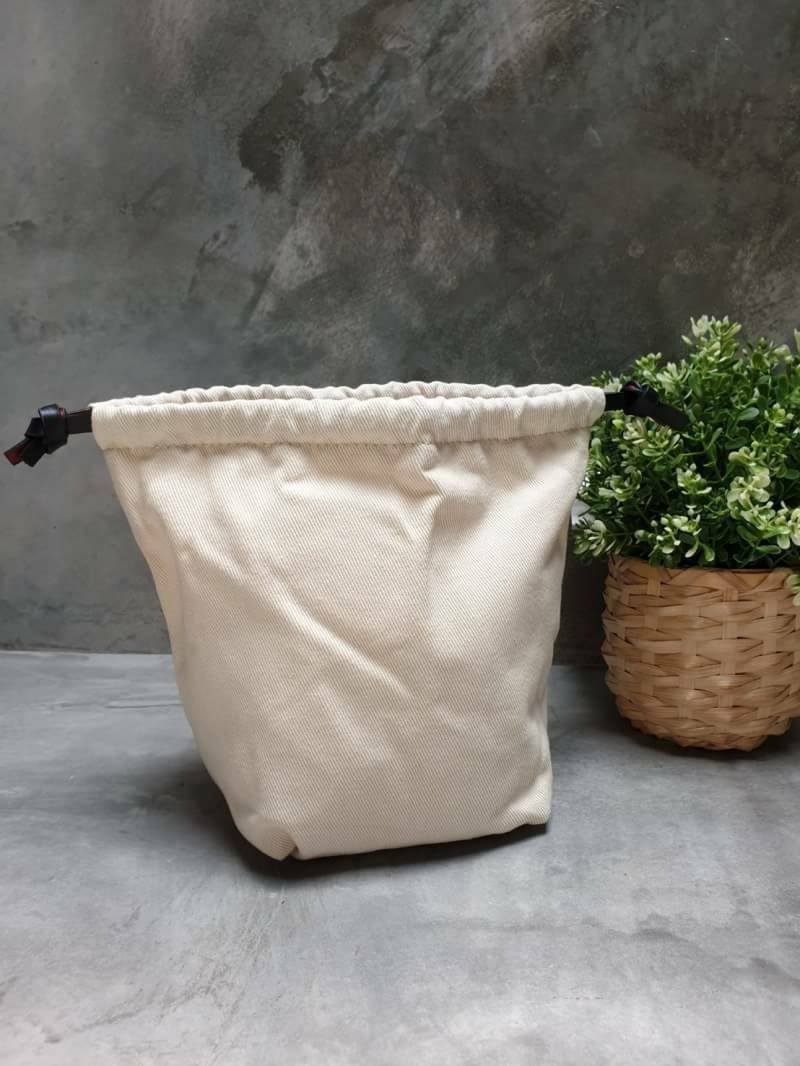 charleskeith Laser cut bucket bag กระเป๋าทรงเก๋ วัสดุหนังนิ่ม มาพร้อมกระเป๋าด้านใน มาพร้อมสายสะพายยาวปรับระดับได้ รุ่นนี้น่ารักมากค่ะ ห้ามพลาดเลยนะยูว์....