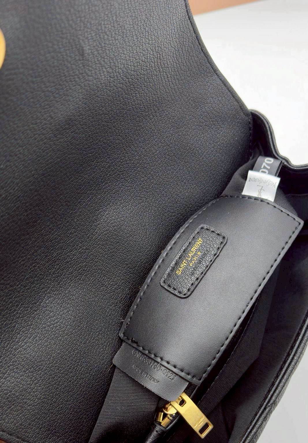 YSL College Medium in quilted leather Bag กระเป๋าสะพายไหล่ ดีไซน์ทรงสวยหรู ดูแพง วัสดุหนังลายคาร์เวีย เปิด-ปิดด้วยกระดุมแม่เหล็ก ภายในโล่งกว้าง แบ่งสัดส่วนไว้อย่างดี มาพร้อมหูจับในตัว