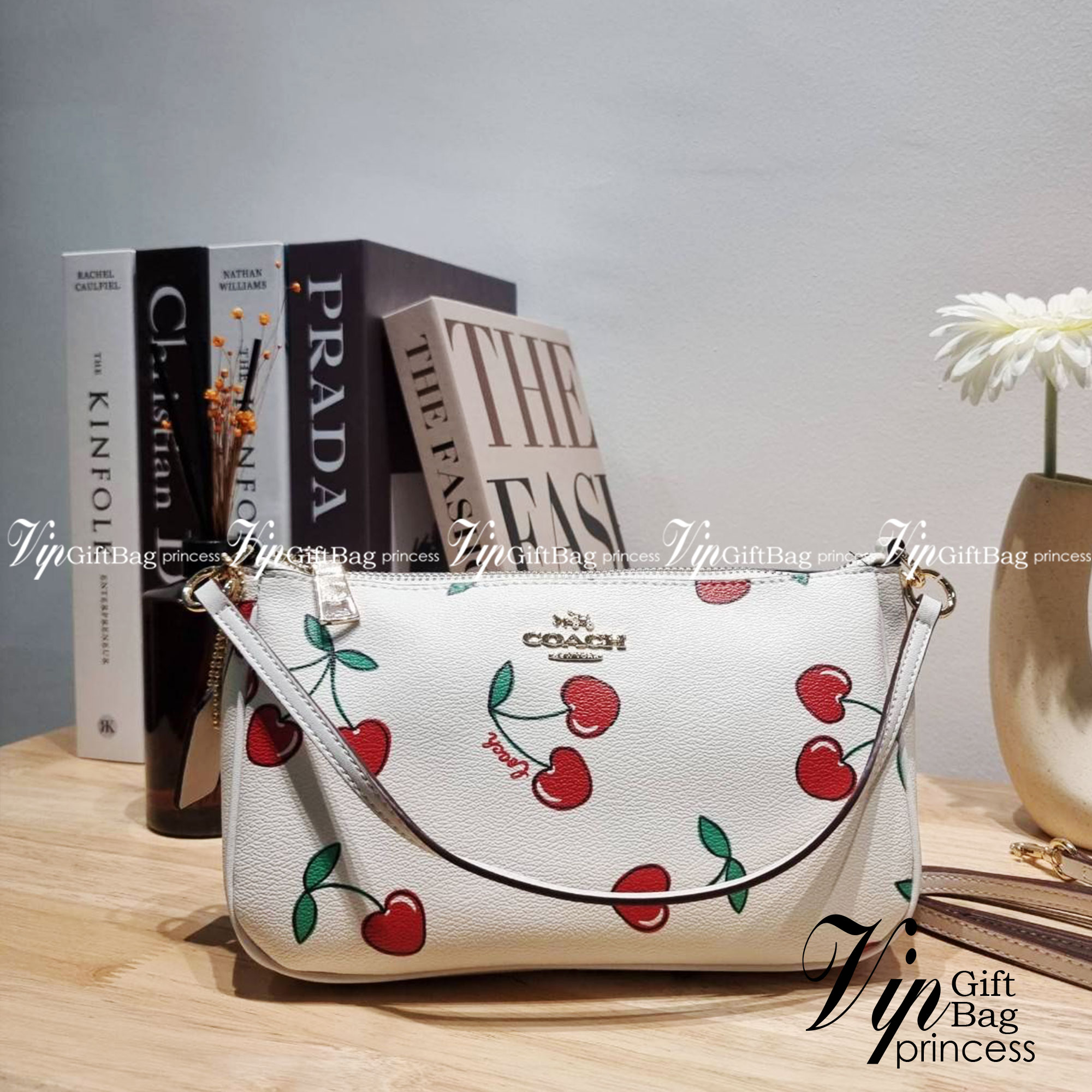 COACH F58321 TOP HANDLE POUCH คอลเลคชั่นสุดฮิต กับดีไซน์ใหม่ น่ารักน่าใช้ทุกแบบ กระเป๋าพอชทรงใช้งานง่าย สะดวก กะทัดรัด วัสดุหนังแคนวาสเคลือบคุณภาพ มาพร้อมสายคล้องในตัว และสายสะพาย crossbody ปรับเปลี่ยนได้ตามสไตล์ อีกหนึ่งไอเท็มที่สาวๆต้องมี ในราคาสุดคุ้ม 