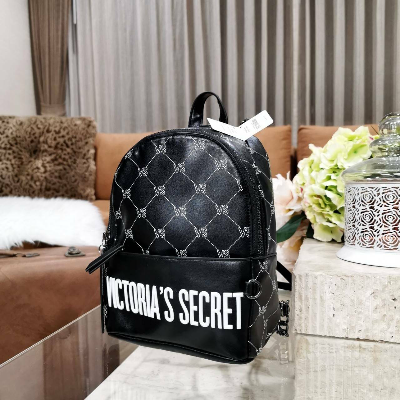 VICTORIA's SECRET MONOGRAM MINI CITY BACKPACK กระเป๋าเป้รุ่นใหม่ล่าสุดวัสดุหนังเรียบลาย Monogram ดีไซน์สวยดู Cool ขนาดมินิ น้ำหนักเบา เปิดปิดด้วยซิปสะดวกใช้ ด้านหน้ามีช่องซิป หูจับถนัดมือ สายสะพายปรับระดับได้ สวยน่าใช้มากๆค่ะ ไอเท็มใหมาชนช็อป! ราคาสุ