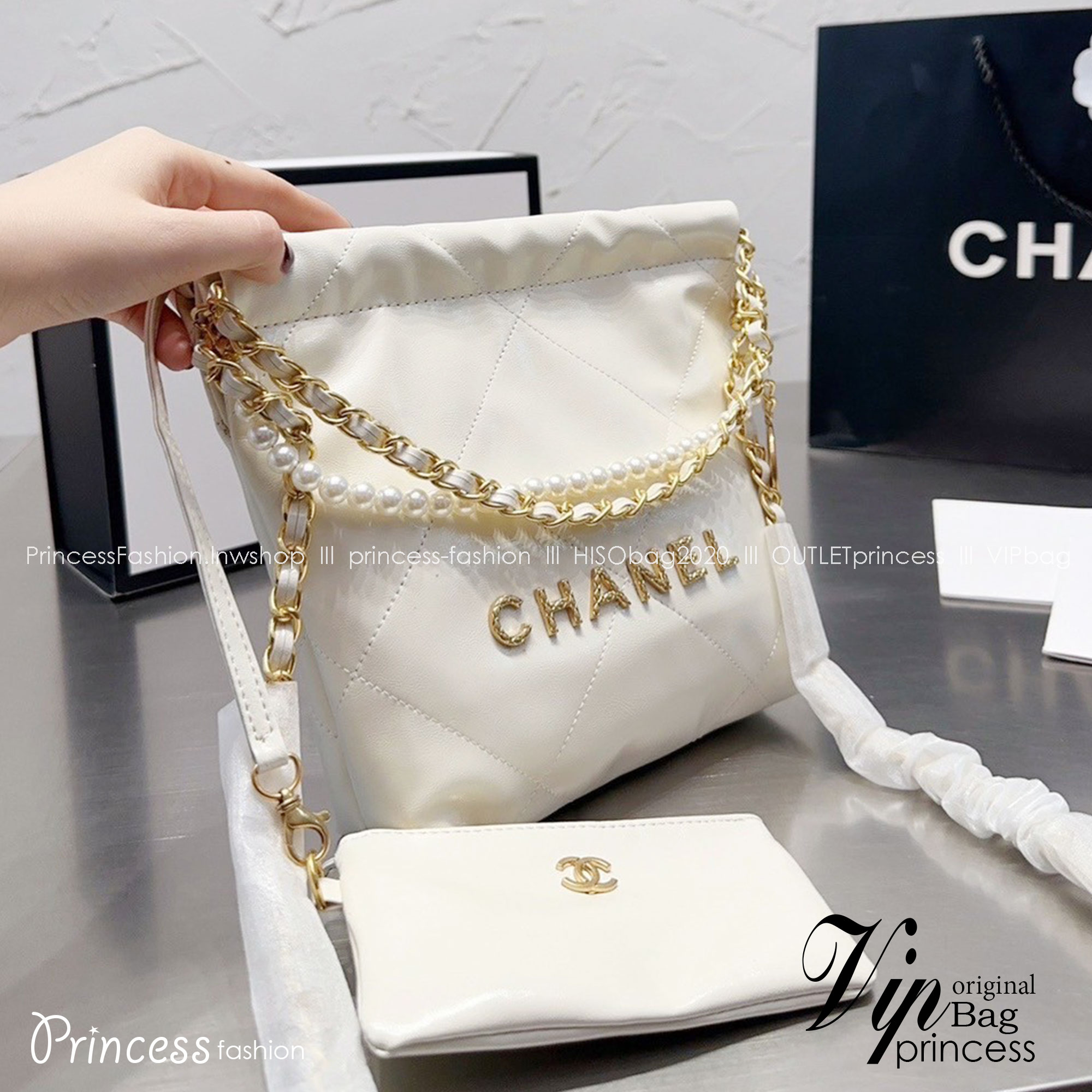 Chanel 22 mini bag with pearls 8" / Chanel Bag พร้อมส่ง กระเป๋าสะพาย สายโซ่อะไหล่ทองพร้อมสายมุกสวยหรู ทรงยอดฮิตในปี 2023 หิ้วหรือคล้องไหล่ได้ มาพร้อมกล่อง อปก ครบเซ็ท รอบนี้จัดราคาพิเศษสุดคุ้มค่ะ ใช้งานต่างประเทศได้ ภาพถ่ายจากงานขายจริง