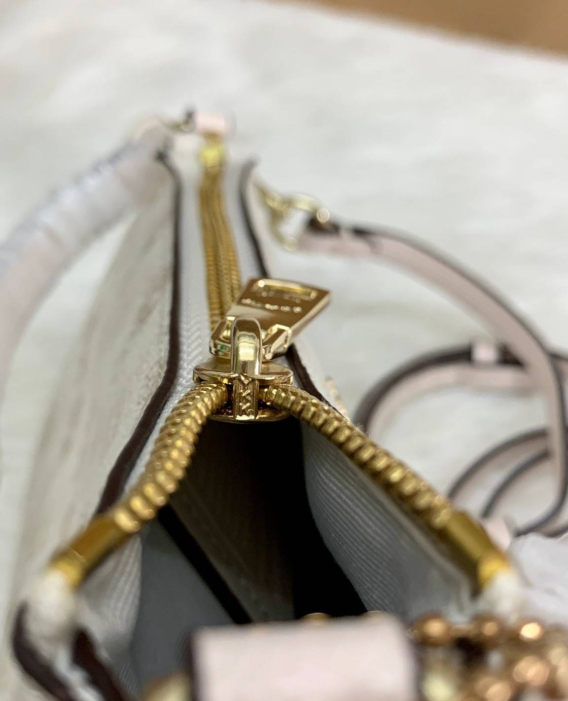 COACH POUCH HORSE AND CARRIAGE PRINT ((36674)) รุ่นแนะนำ ได้ไปไม่ผิดหวังแน่นอนค่ะ! กระเป๋าหิ้ว//สะพายไหล่//สะพายข้างได้ วัสดุ pvc นิ่มอย่างดี ลายรถม้าทั้งใบ สวยงามค่ะ เปิดปิดกระเป๋าแบบซิป ภายในสามารถใส่กระเป๋าเงินใบยาวได้;ของจำเป็นได้ครบค่ะ มีช่องเล็กให้ใ