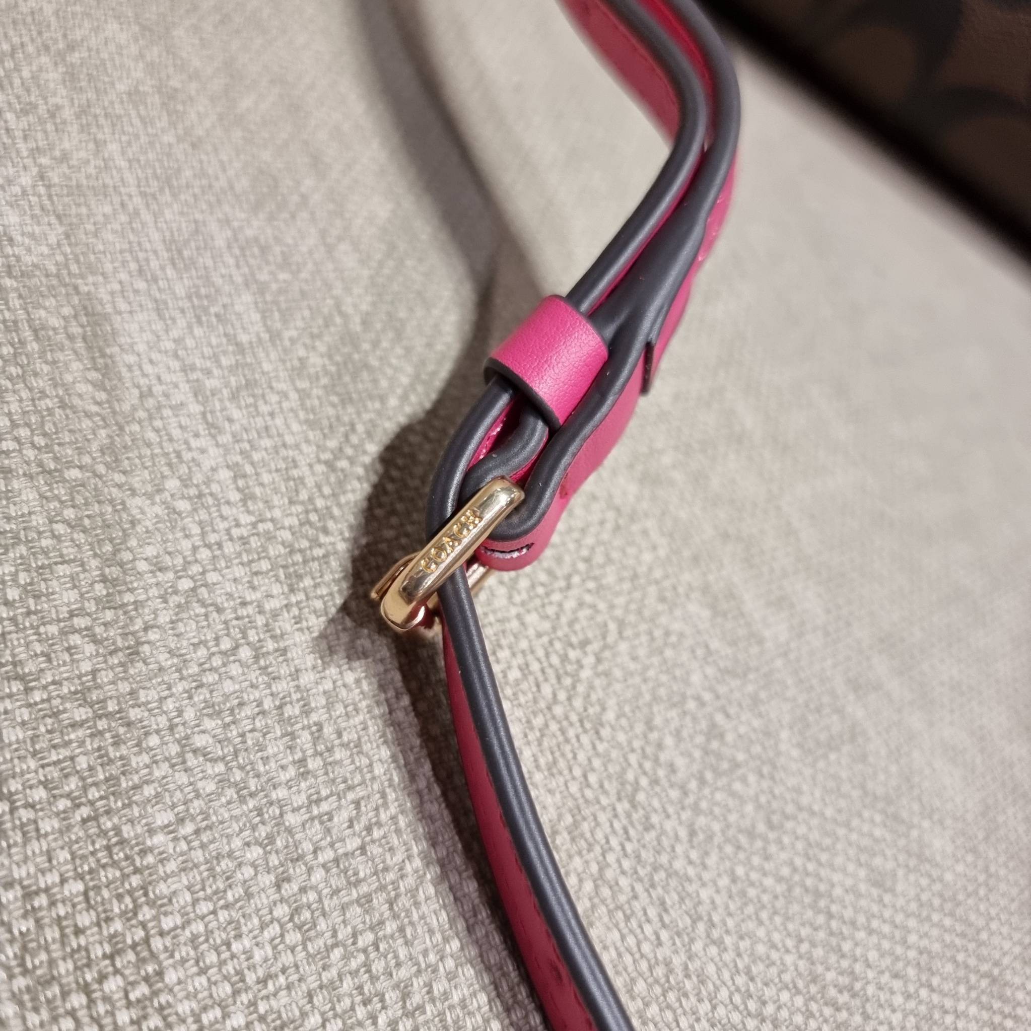 COACH C1653 ZIP TOP CROSSBODY SIGNATURE CANVAS คอลเลคชั่นใหม่ ปังและสวยไปอีกหนึ่ง สาวๆตามหาต้องไอเท็มนี้ กระเป๋าสะพายข้าง ใช้งานง่าย สายสะพายในตัว ปรับได้สบายๆ ดีไชน์รูปทรงออกมาคลาสสิค น่าใช้ วัสดุหนังแคนวาส เปิด-ปิดด้วยซิป ภายในเป็นช่องโล่ง มีช่องใส่บัตร