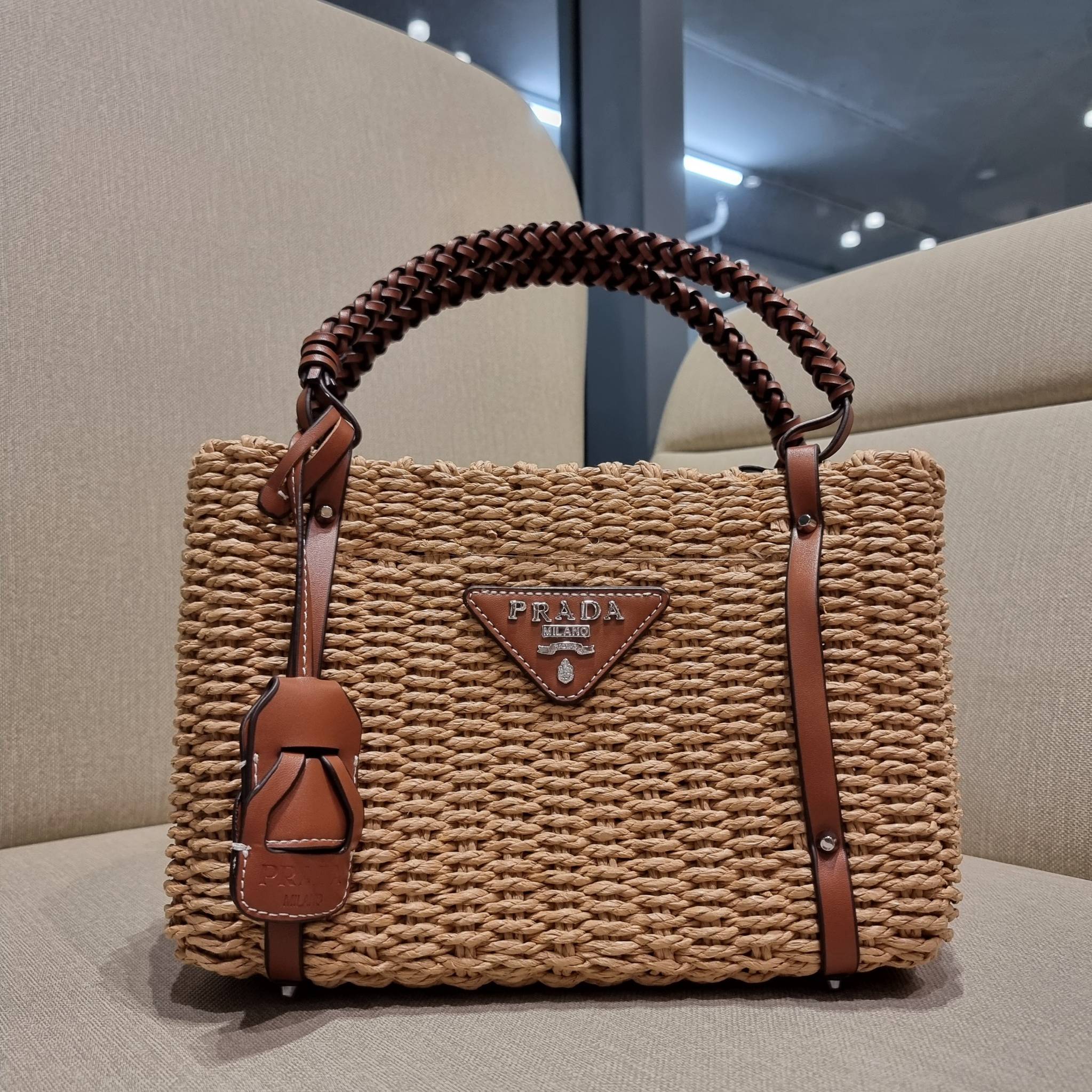 PRADA CORN HUSK AND LEATHER TOTE ธรรมชาติเป็นหนึ่ง!! กับอีกไอเท็มรักษ์โลก ด้วยดีไซน์ล้ำทันสมัย ผสานกับวัสดุจากธรรมชาติ ออกมาเป็นลายสานที่สวยหรู ไม่กระด้าง กระเป๋าทรงโท้ท ขนาดกำลังสวย มาพร้อมหูจับในตัว มีซิปรูปเปิด-ปิดที่ปากกระเป๋า ภายในโล่งกว้าง ใส่ของได้