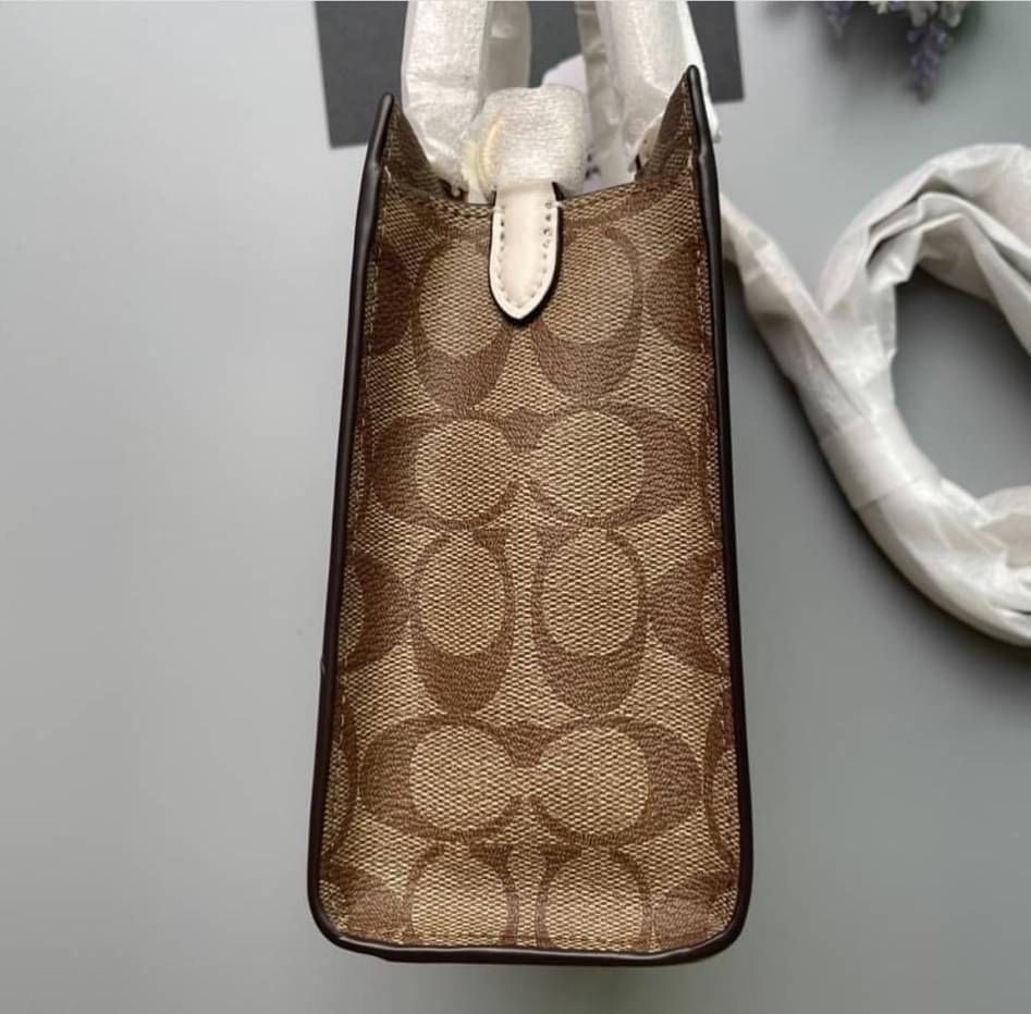 COACH MINI CALLY CROSSBODY IN SIGNATURE ((3599, 2184, 5693, 2134, 2183)) พร้อมส่งที่ไทยทันที! กระเป๋าสะพายครอสบอดี้ร์ กระเป๋าครอสบอดี้โท้ทมินิไซส์ รุ่นใหม่สุดฮอต!! ใบจริงคือน่ารักม้ากกกก!! สวยอยู่ทรง น่ารักน่าใช้ ทรงTote ปากกระเป๋าเปิดปิดแบบแม่เหล็ก ภายใน