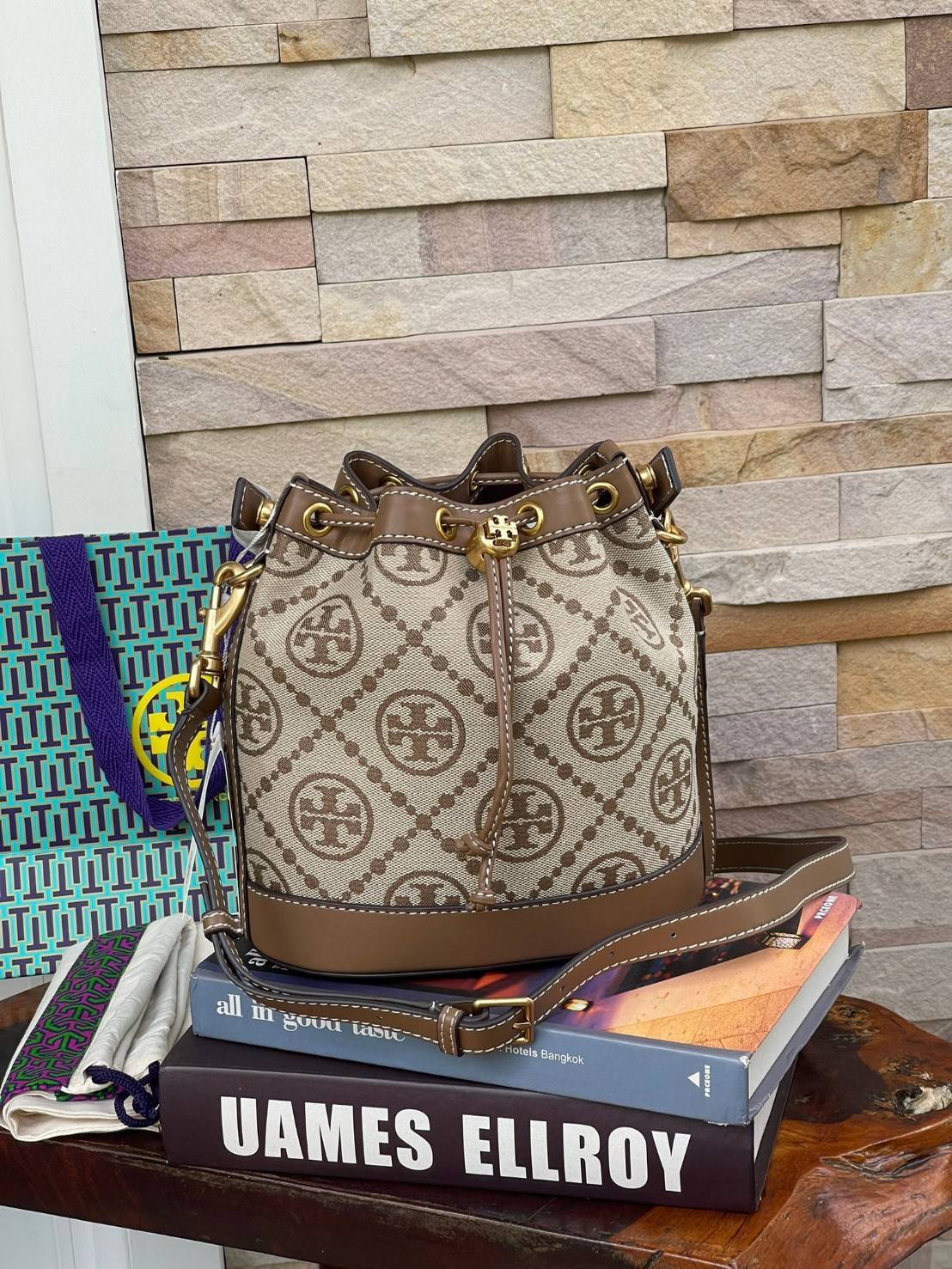 Tory Burch T Monogram jacquard bucket bag เปิดตัวกระเป๋า T MONOGRAM รุ่นใหม่ล่าสุดจาก TORY BURCH ครั้งแรกกับโมโนแกรม ที่ได้รับแรงบันดาลใจมาจากโลโก้สุดคลาสสิก กลับมาอีกครั้งในรูปแบบของ ลวดลาย T Monogram ที่ผสมผสานความร่วมสมัยเข้ากับความเป็นเอกลักษณ์ของแบรน