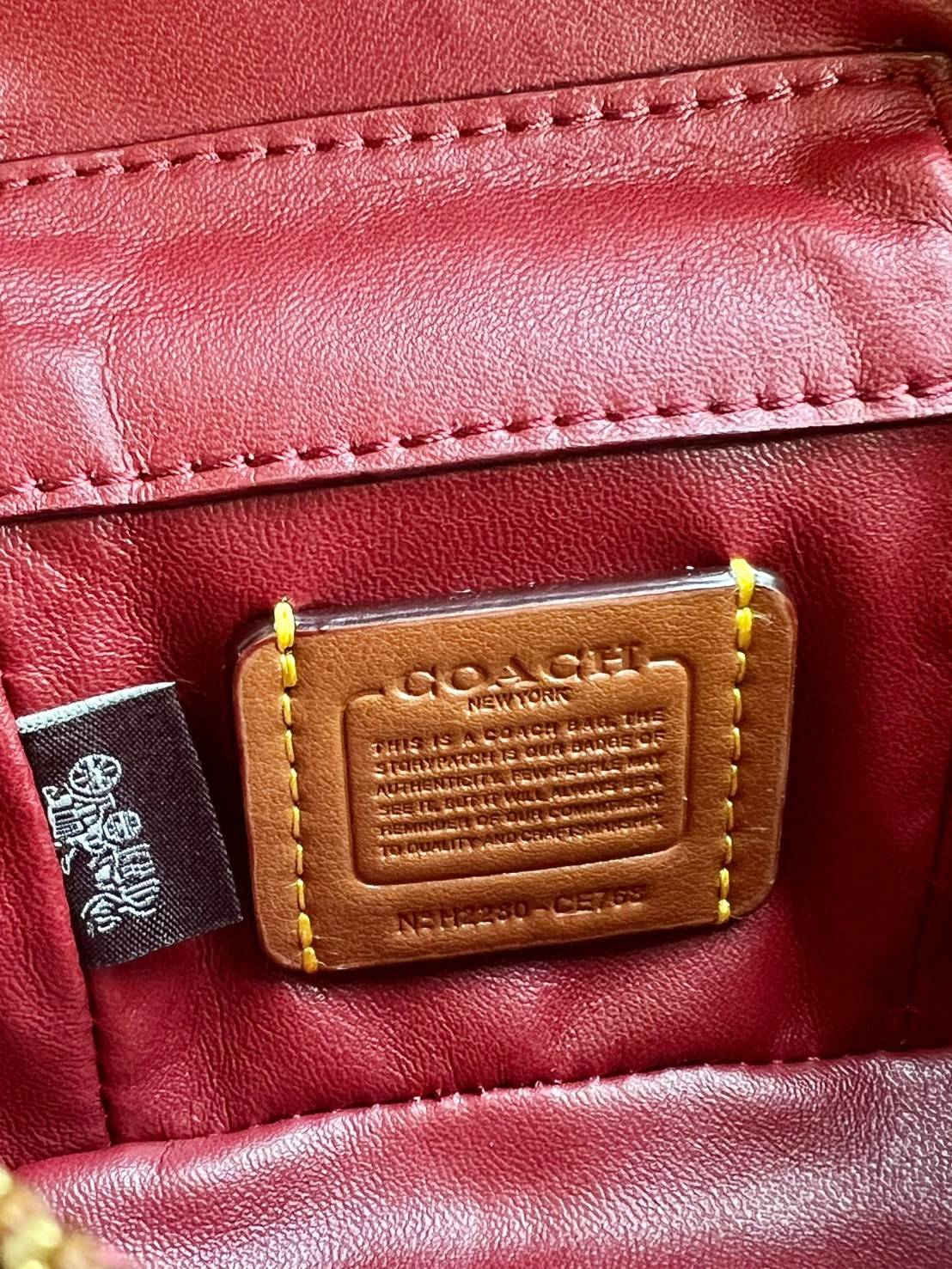 COACH TRAIL CROSSBODY 12 IN SIGNATURE CANVAS CE768 // CE769 มอบเป็นของขวัญปีนี้ รุ่นนี้ต้องเข้าแล้วล่ะคะ พร้อมส่งที่ไทยจำนวนจำกัด! ได้ล๊อตเปิดตัวราคาดีสุดมาค่ะ🎁มอบทันใช้ในช่วงเทศกาลปีใหม่นี้กันค่าา สวยไร้ที่ติ ✔️กระเป๋าใส่ของจำเป็นจุกจิก หน