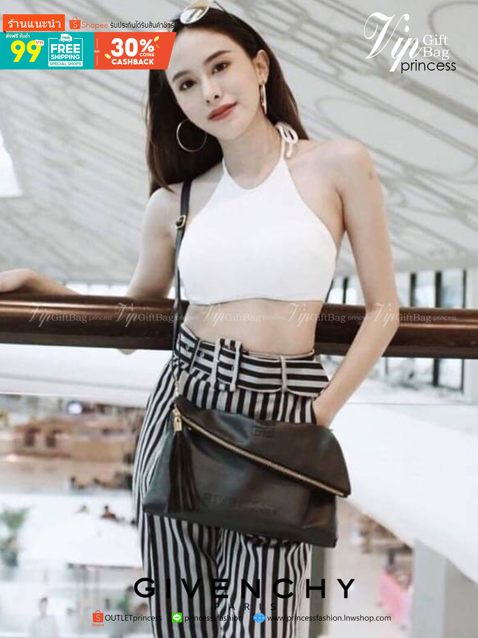 Givenchy Parfums Black Leather Clutch Gift With Purchasd From Givenchy Counter (GWP) กระเป๋าสะพายหนังนิ่มเรียบสีดำเเบบสวยดูดี เปิดปิดด้วยซิปอะไหล่ทอง หัวซิปประดับพู่ ด้านหน้ามีโลโก้ ภายในมีช่องเล็ก รุ่นนี้ใส่ ipad กระเป๋าสตางค์ มือถือ ของจุกจิกได้เยอะ ซับ