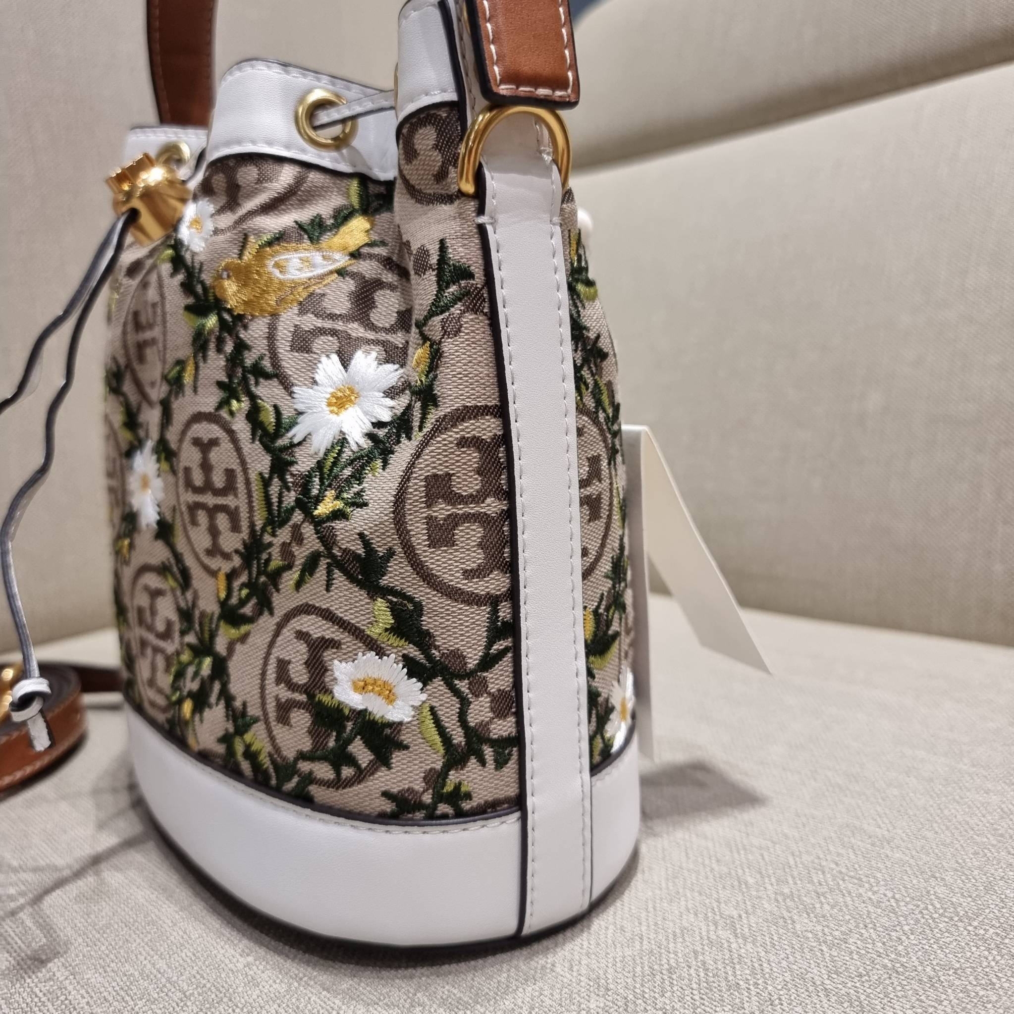 TORY BURCH T MONOGRAM JACQUARD EMBROIDERED BUCKET แรร์ไอเท็มรุ่นยอดฮิต ใบใหญ่ไซส์กำลังดี!! ที่สุดของรุ่นที่ตามหา!! สวยสุดกับดีไซน์ลายปัก ที่ดูแพง!! กระเป๋าบัคเก็ตทรงสวย ที่ดาราเซเลปใช้กันมากมาย ในราคาที่จับต้องได้ โดดเด่นด้วยลวดลายเอกลักษณ์ และลายปักธรรมช