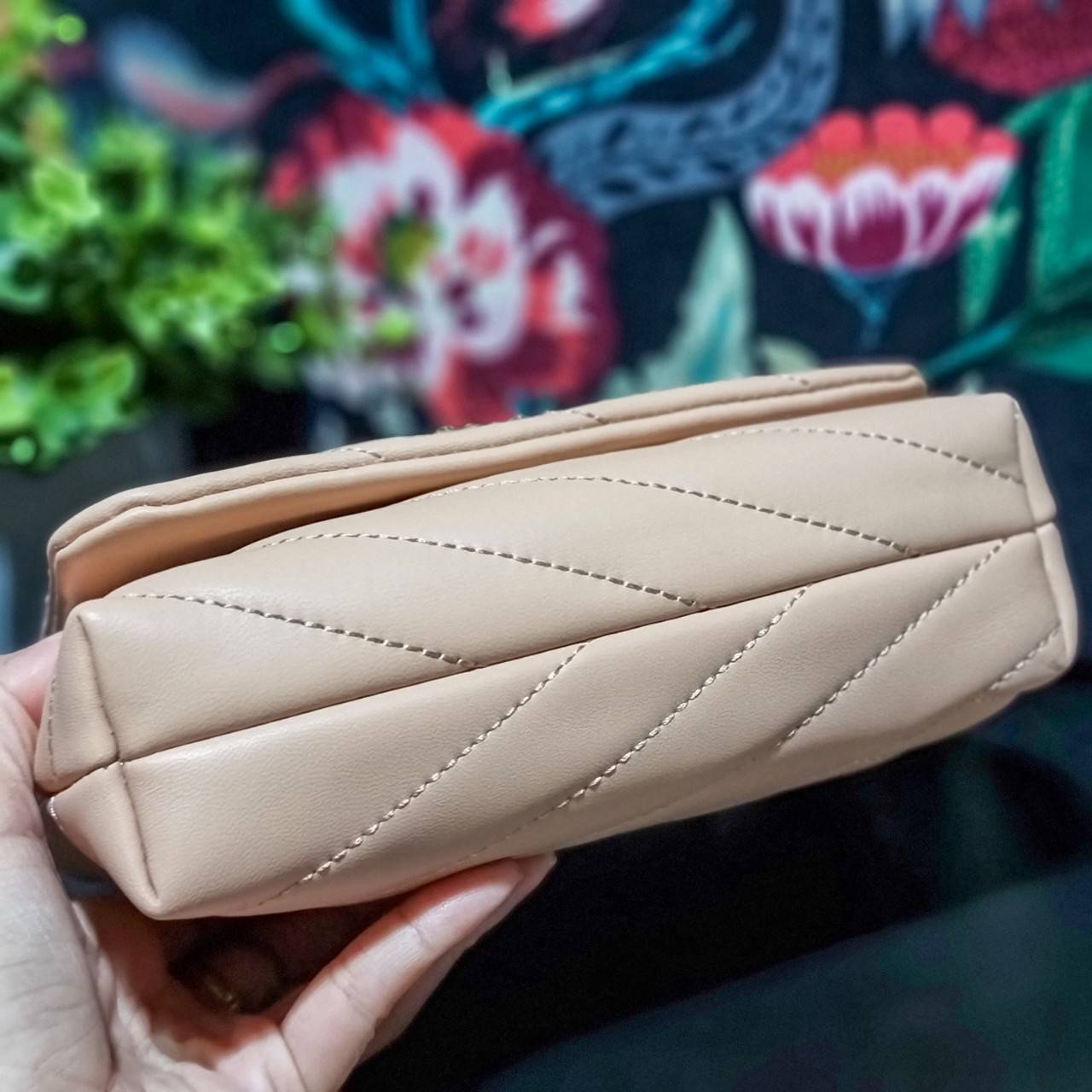 TORY BURCH KIRA CHEVRON EMBELLISHED LOGO MINI BAG ตามคำเรียกร้องจ้า!! ไซส์มินิ สะดวกใช้ พกพาง่าย สไตล์คุณหนู!! กระเป๋าสะพายข้าง ดีไซน์ทรงคลาสสิค โดดเด่นด้วยโลโก้ดีไซน์ประดับเม็ดสี เพิ่มมูลค่าและดึงดูดสายตามากขึ้น วัสดุหนังแกะ สัมผัสนิ่มมือ เปิด-ปิดด้วยกระ