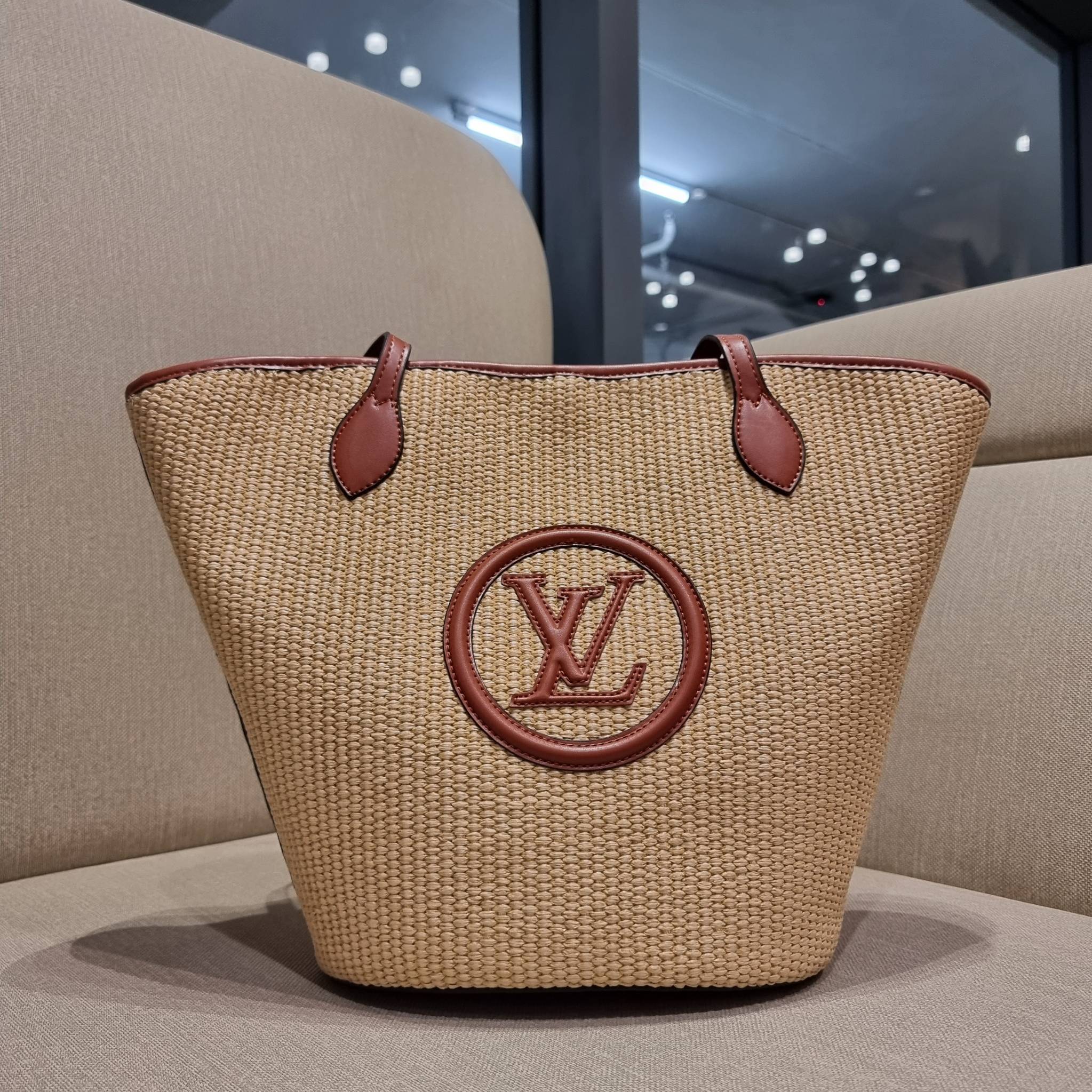 LV SAINT JACQUES LIMITED BAG ไอเท็ม เอ็กซ์คลูซีพจัดมาให้สาวๆโดยเฉพาะ!! กระเป๋าสะพายใบใหญ่รุ่นลิมิเต็ดหายาก ด้วยวัสดุสังเคราห์จากธรรมชาติ สานเต็มใบออกมาเป็นลวดลายสวยงาม และยังโดดเด่นด้วยโลโก้ สีโทนอุ่น ทำให้ไอเท็มนี้ ดูดีน่าค้นหา มาพร้อมใบลูกอีกหนึ่ง ที่สา