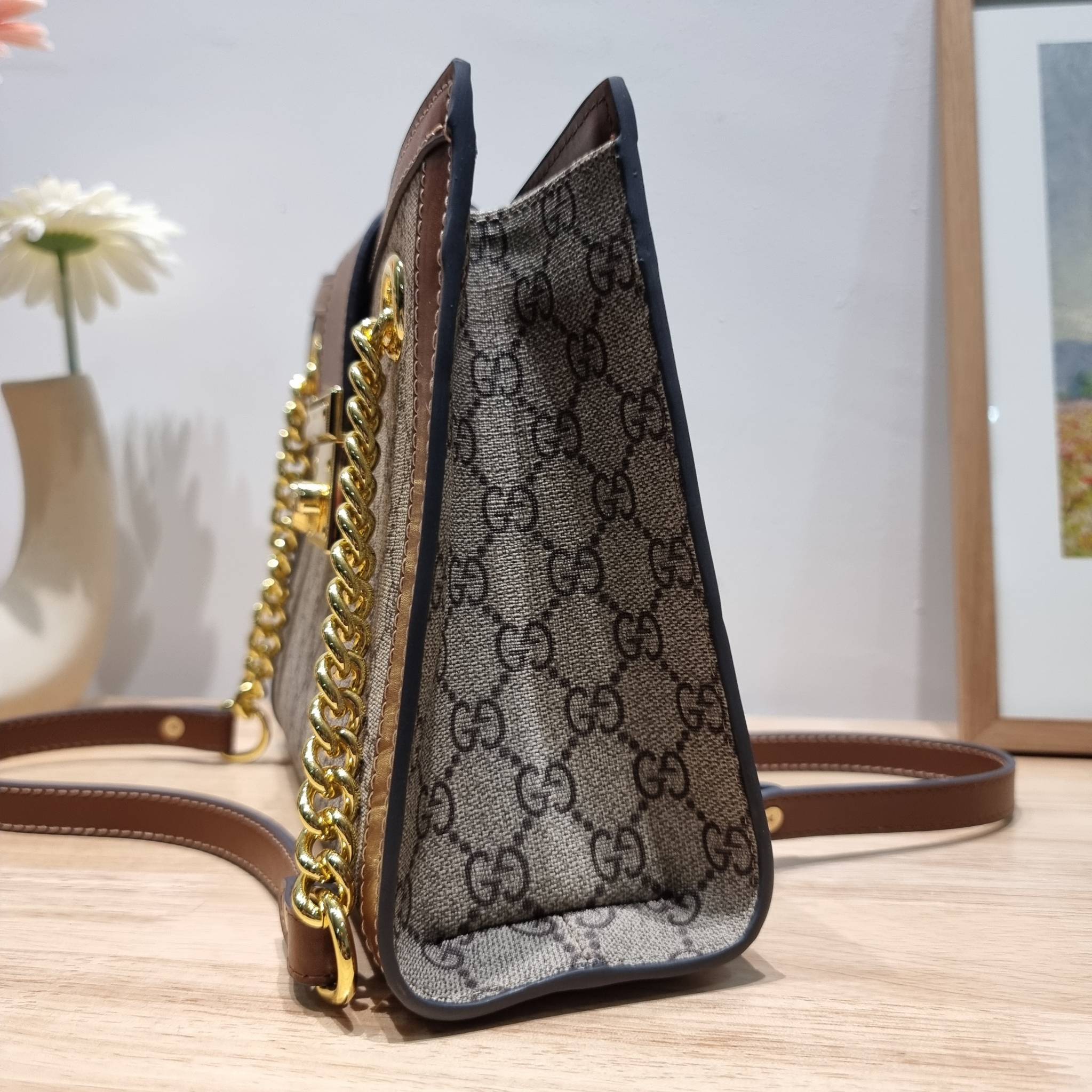 GUCCI padlock shoulder bag กระเป๋าสะพายไหล่ สวยผู้ดี ทรงดี ใช้งานง่าย วัสดุหนังแคนวาส ปากกระเป๋ามีแถบหนังคาดและอะไหล่กดล็อค โดดเด่นและเพิ่มความหรู