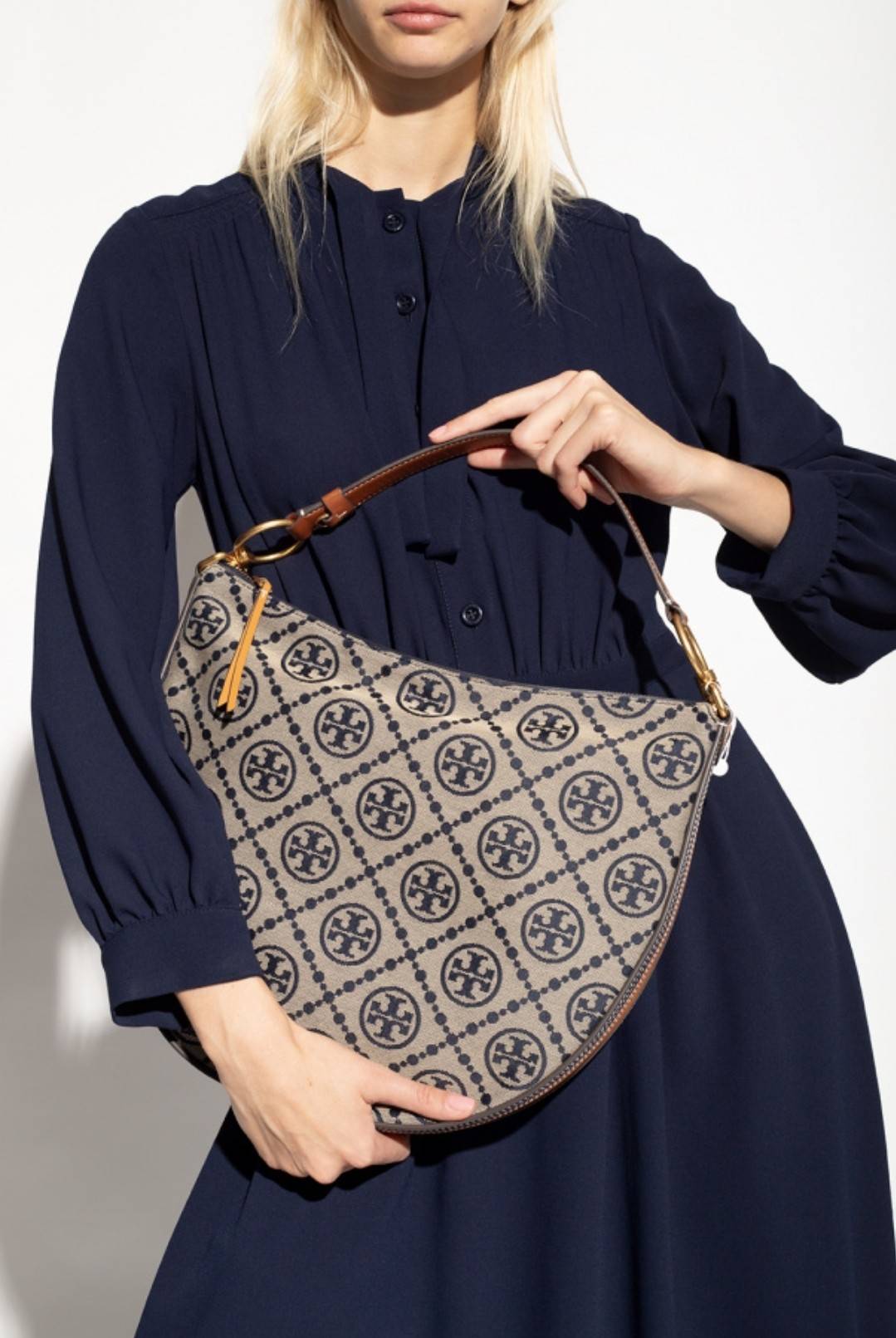 ใบใหญ่ 35cm Tory Burch T Monogram Medium Crescent Bag / TORY BURCH T MONOGRAM JACQUARD CRESCENT BAG ไซส์ใหญ่กับไอเท็มสุดร้อนแรง เซเลปรีวิวเยอะมาก!! สาวๆตามหากันไปอีก กระเป๋าทรง half moon ที่ดีไซน์บนผ้า jacquard ลวดลายซิกเนเจอร์ เรียบหรู ผู้ดีมากแม่!