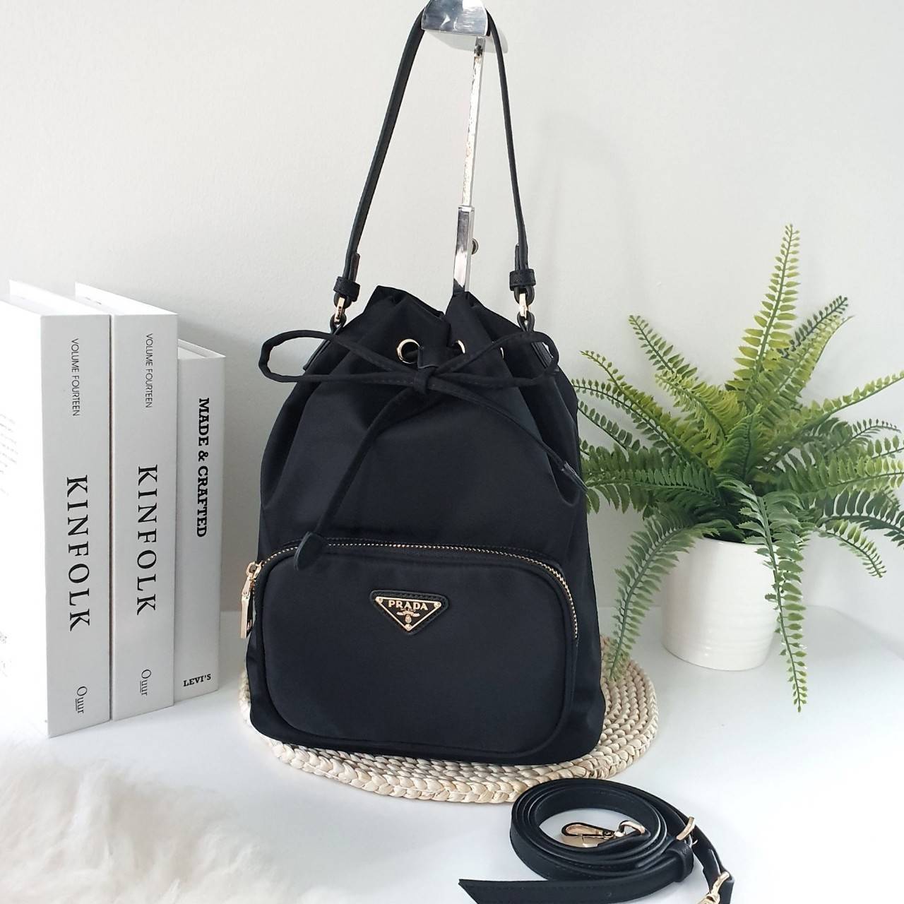 Medium ใครๆก็หลงรัก *ทรงขนมจีบ 🐰 งานพรีเมี่ยมกิ้ฟ จากเคาเตอร์ต่างประเทศ จากแบรนด์ PRADA ค่า เป็นกระเป๋าผ้า nylon silk เนื้อหนาซับในอย่างดี จุดเด่นคือ กระเป๋าสามารถ จุของได้เยอะมาก ด้านในมีช่องซิปพร้อมช่องใส่ของอีกหนึ่งช่อง น้ำหนักเบา ถือแล้วสวยมาก