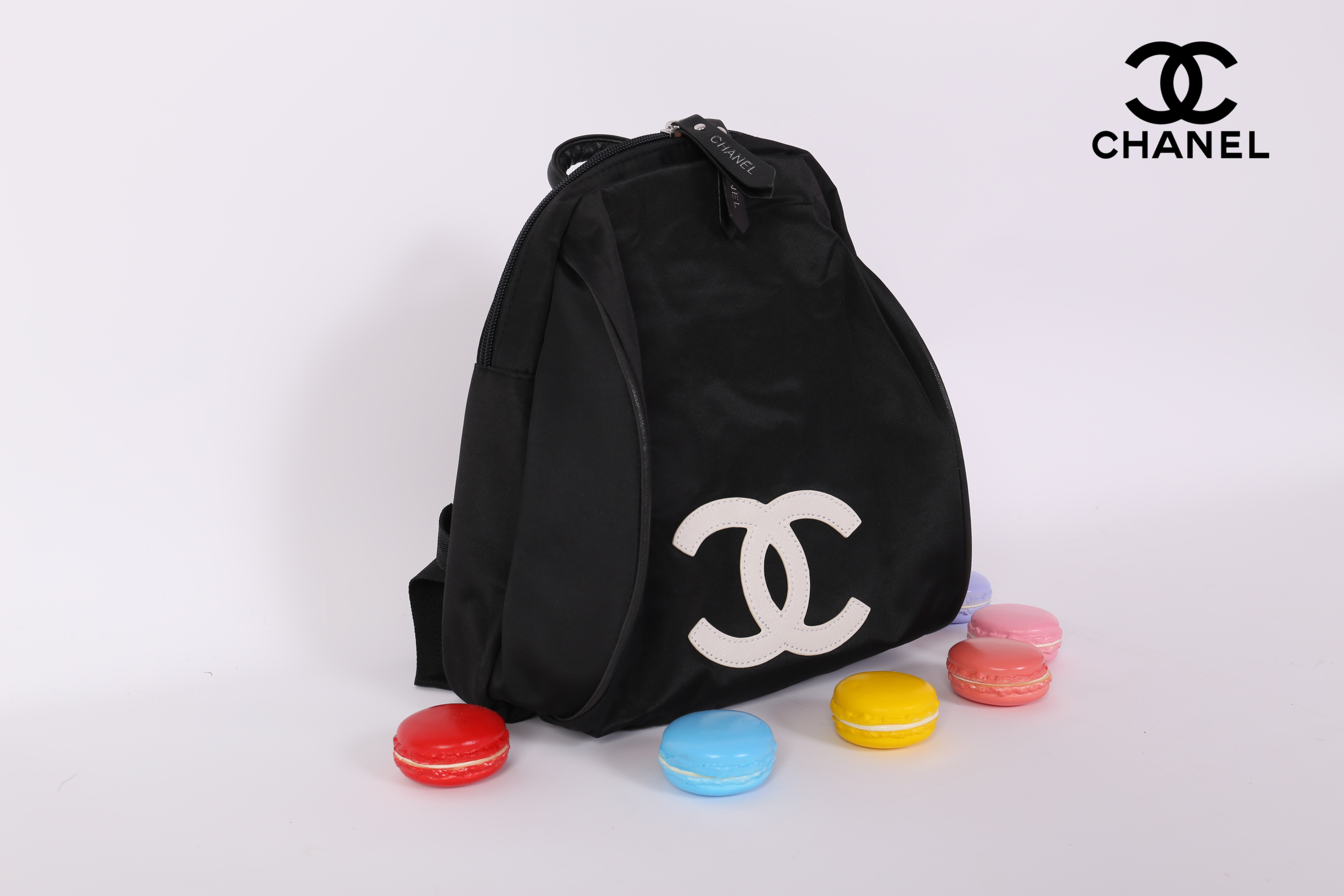 Chanel VIP Gift Backpack (พร้อมส่งโลโก้ขาว) สินค้าเป็นของแท้ ใหม่จากเค้าเตอร์เครื่องสำอาง/น้ำหอมแบรนด์ กระเป๋าเป้ของแท้จาก Chanel VIP Gift Bag วัสดุไนล่อน หัวซิปทำจากหนังปั้มชื่อแบรนด์ ด้านในเป็นช่องกว้าง และมีช่องซิปเล็ก ตัวสายสะพายด้านหลังเลื่อนปรับได้ค