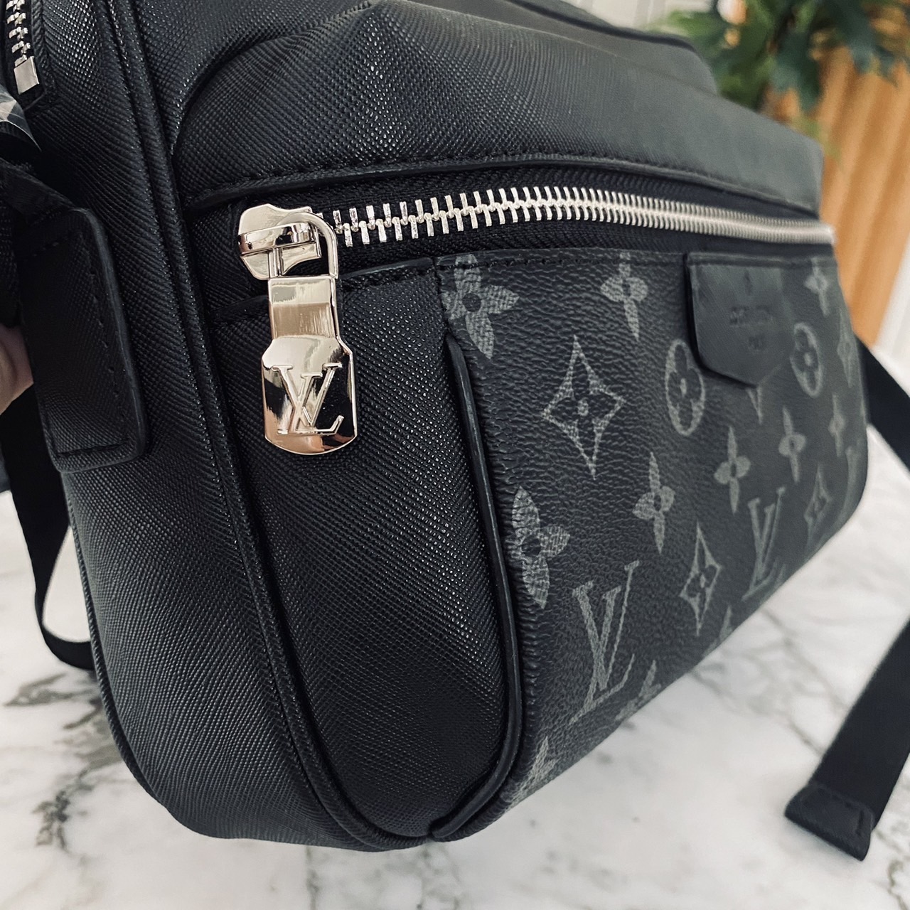 LV Outdoor Messenger Bag กระเป๋าทรงแมสเซนเจอร์สีดำสวยคลาสสิก รุ่นที่ได้รับความนิยมอย่างมาก ท่านชวยควรมีติดตู้ไว้ได้ใช้งานบ่อยๆ แน่นอนค่ะ