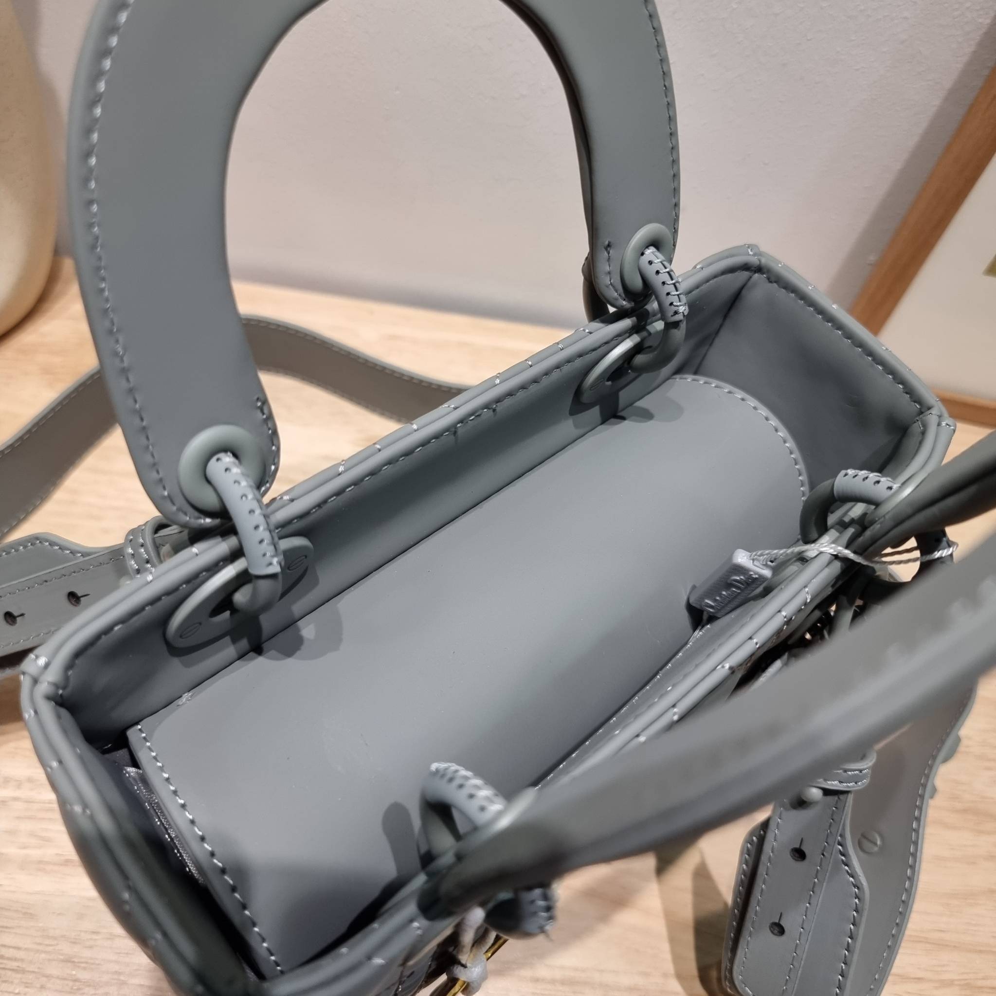 SMALL LADY DIOR MY ABCDIOR BAG Ultramatte Cannage Calfskin / CD LADY ULTRAMATTE BAG พร้อมส่ง กระเป๋าสะพายข้าง ดีไซน์เรียบง่าย แต่แฝงไปด้วยความหรูหรา ทรงกล่องคลาสสิค โดดเด่นด้วยพวงกุญแจอะไหล่สีเดียวกับตัวกระเป๋า ผิวแมทท์ ลายเส้นซ้อนทับสวยงาม