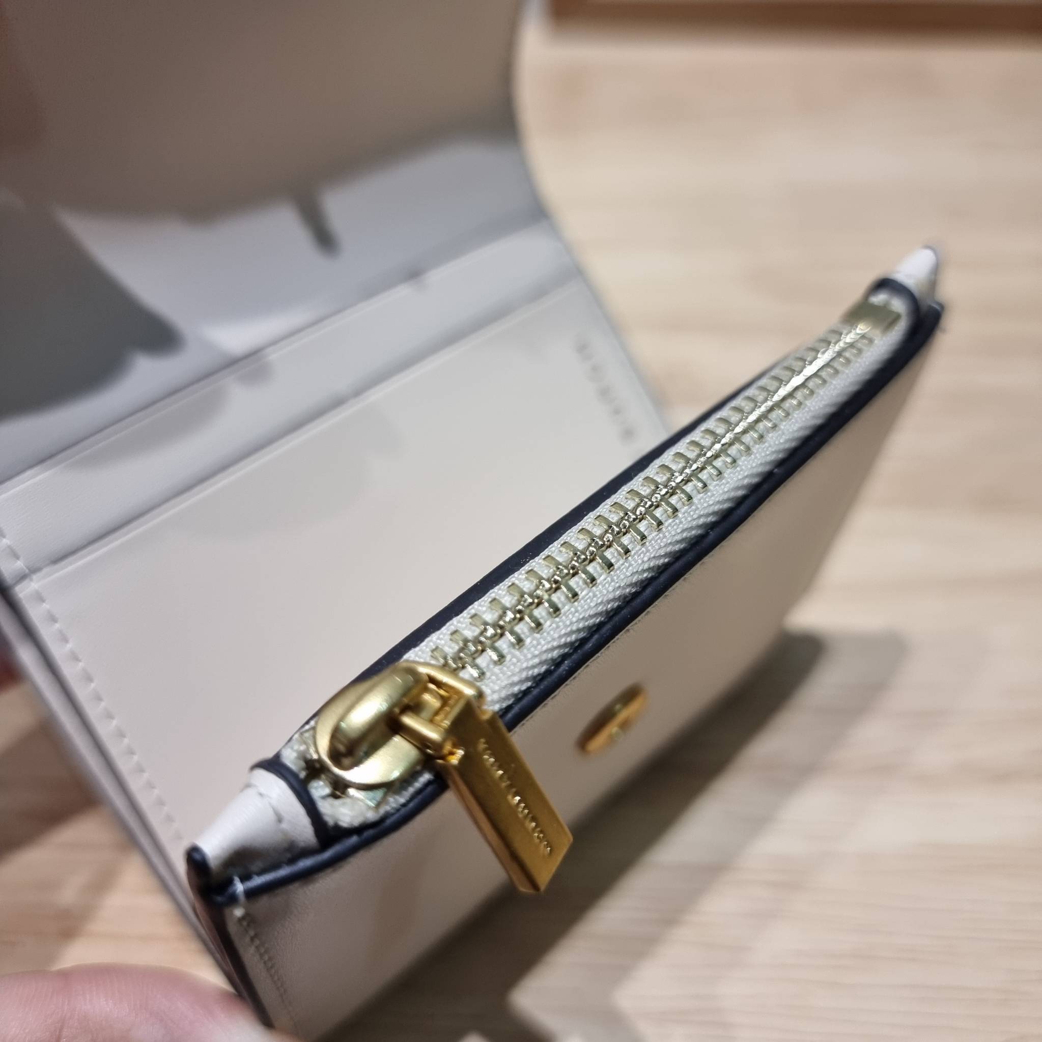 Tory wallet bag / TORY BURCH ELEANOR COMPACT WALLET กระเป๋าสตางค์ใบสั้นรุ่นขายดี แบบพับ ตัวมัมตัวแม่มากๆ ดูหรูหราทุกสี ดีไซน์คลาสสิค ขนาดกำลังพอเหมาะ โดดเด่นด้วยโลโก้สีทองดูแพง