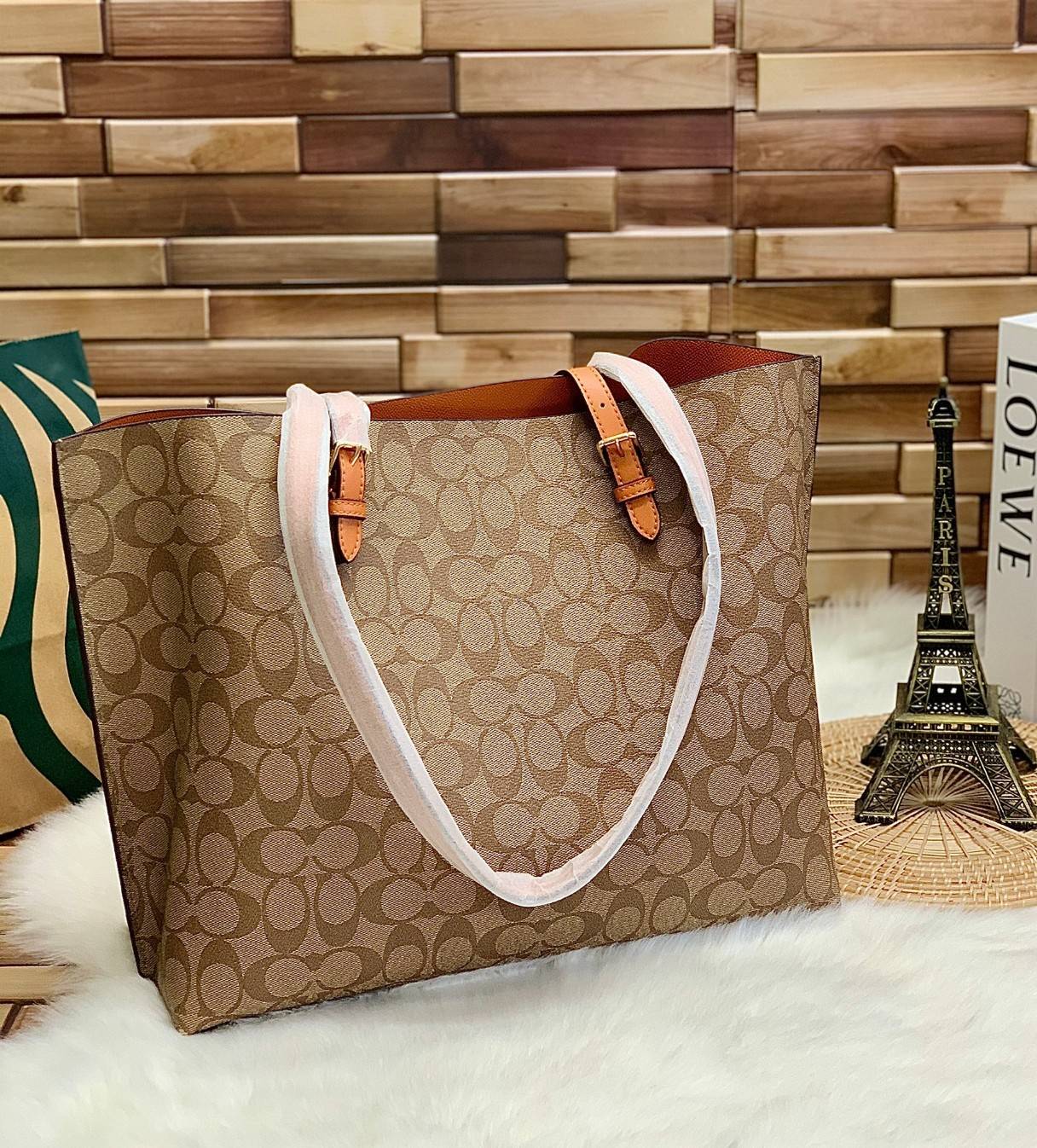 COACH MOLLIE TOTE IN SIGNATURE CANVAS ((1665)) พร้อมส่งอีกครั้ง ห้ามพลาดค่า! กระเป๋าหิ้ว//คล้องไหล่ ใบใหญ่ ทรงTote หนังแท้นิ่มอย่างดีค่ะ ภายในแบ่ง2ช่องใหญ่ สามารถใส่ A4ได้เลย ช่องกว้างมากๆ มีช่องกระเป๋าซิปกลางให้ใส่ของอีกช่องนะคะ