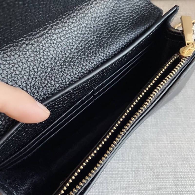 TORY BURCH BRITTEN MINI TOP HANDLE BAG พร้อมส่งที่ไทย กระเป๋าสะพาย Crossbody วัสดุหนังวัวแท้ การออกแบบเรียบง่าย ยังคงความหรูหราเอาไว้ มาพร้อมสายยาวโซ่อะไหล่ทองสลับหนัง ถอดออกได้ ตอบสนองการใช้งานได้ดี มีหูหิ้วด้านบนสามารถใช้งานได้ในหลายโอกาสค่ะ