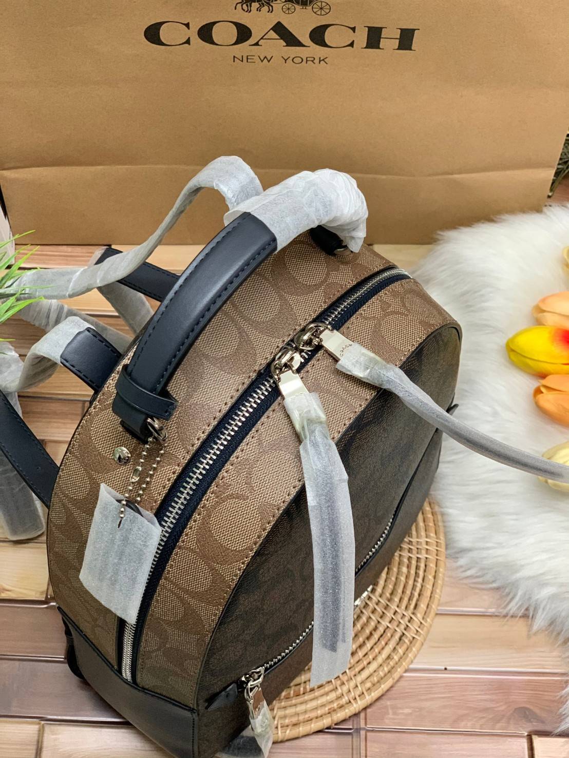 COACH JORDYN BACKPACK IN BLOCKED SIGNATURE ((76622//76624//76715)) พร้อมส่ง กระเป๋าสะพายหลังแบบมีหูหิ้ว หนังแท้ หนังนิ่มอย่างดีเลยค่า ด้านหน้ามีช่องซิปหนึ่งช่องสำหรับใส่ของจุกจิกนะคะ เปิดปิดช่องหลักแบบซิปคู่ หัวซิปมีหนังห้อยมาให้ ภายในกระเป๋าโล่งใส่สัมภาร