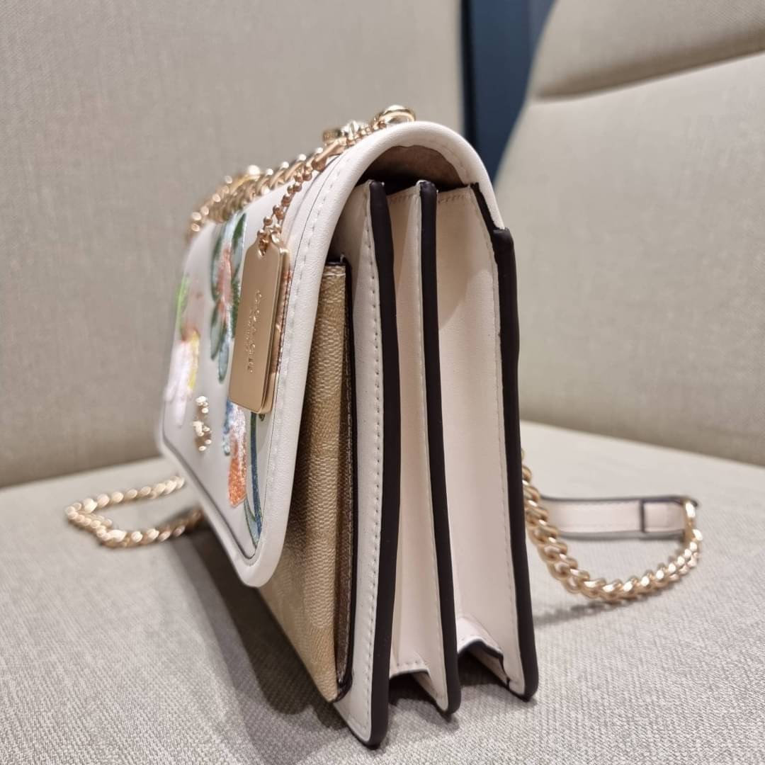 COACH C9230 KLARE CROSSBODY IN SIGNATURE CANVAS WITH FLORAL EMBROIDERY น้องใหม่คอลล่าสุด กับกระเป๋าสะพายข้าง โทนสีละมุนลูกคุณหนู ดีไซน์ปักดอกไม้เพิ่มลูกเล่น ให้ดูแพง วัสดุผนังแคนวาสสลับหนังแท้ สายสะพายโซ่สลับหนัง สะพายยังไงก็ขับผิว เปิด-ปิดด้วยกระดุมแม่เห