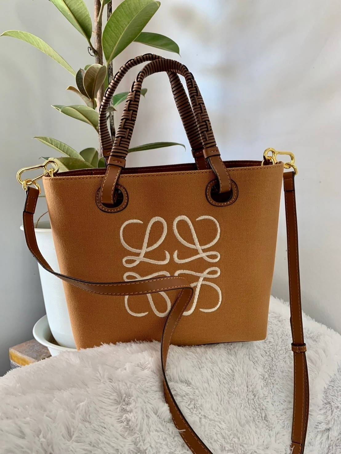 Loewe Anagram leather canvas tote bag / Loewe Tote Bag กระเป๋าโท้ทน้องใหม่ วัสดุทำจากหนังแคนวาส ใช้งานทนทาน ออกแบบมีสายสะพายไหล่และหูหิ้ว เรียกว่าใช้งานได้แบบ 2 in1 งานสวยล้ำ ไม่ซ้ำใคร ปักโลโก้ Anagram ที่ด้านหน้า เปิด-ปิดด้านบนด้วยเชือกผูก ด้านในมีช่องสำ