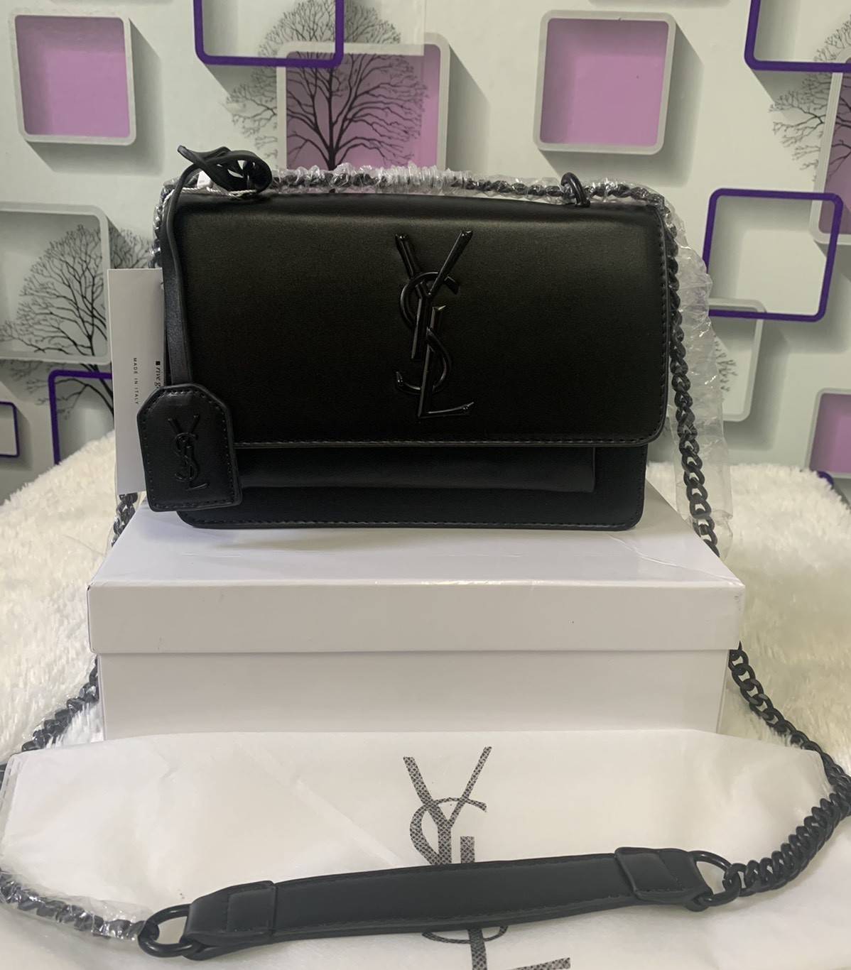 VIP 】YSL_SUNSET MEDIUM IN CROCODILE EMBOSSED SHINY LEATHER Bag VIP GIFT WITH PURCHASE (GWP) พรีเมี่ยมกิ้ฟ Limited Edition จาก YSL DUTY FREE COUNTER วัสดุหนังแกะสังเคราะห์ อะไหล่ดำทั้งใบ งานฮอตรุ่นฮิตที่กำลังมาแรง ตกแต่งป้ายห้อยเก๋ๆ ด้วยตัวอักษรแบรนด์ สายส