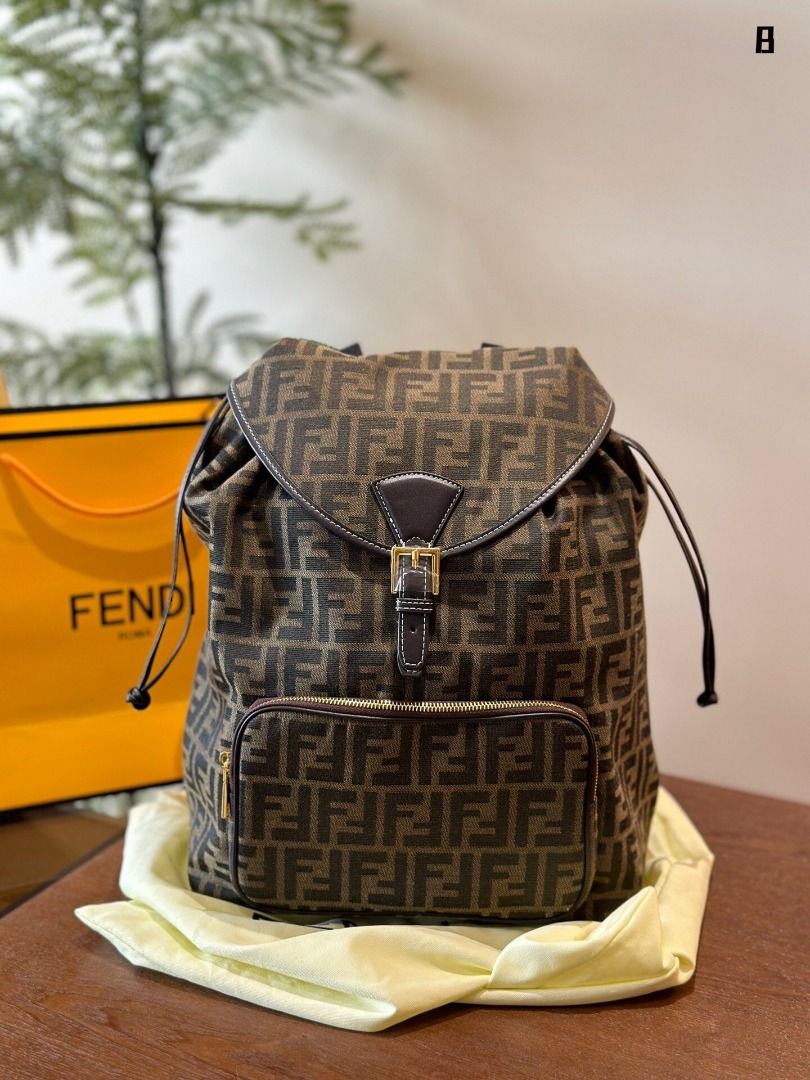 FENDI Zucca Monogram Backpack กระเป๋าเป้ FF ใบใหญ่จุของได้เยอะ นานๆจะมีมาในรูปแบบเป้ให้ครอบครองกันค่า! วันไหนๆ ในไทยหรือ ตปท.ใบเดียวจบ!! สินค้าแนะนำนาทีทองนี้ สามารถใข้ได้ทุกๆวัน ไม่ว่าจะในไทยหรือไป ตปท. ใบนี้เอาอยู่เลยค่า!!