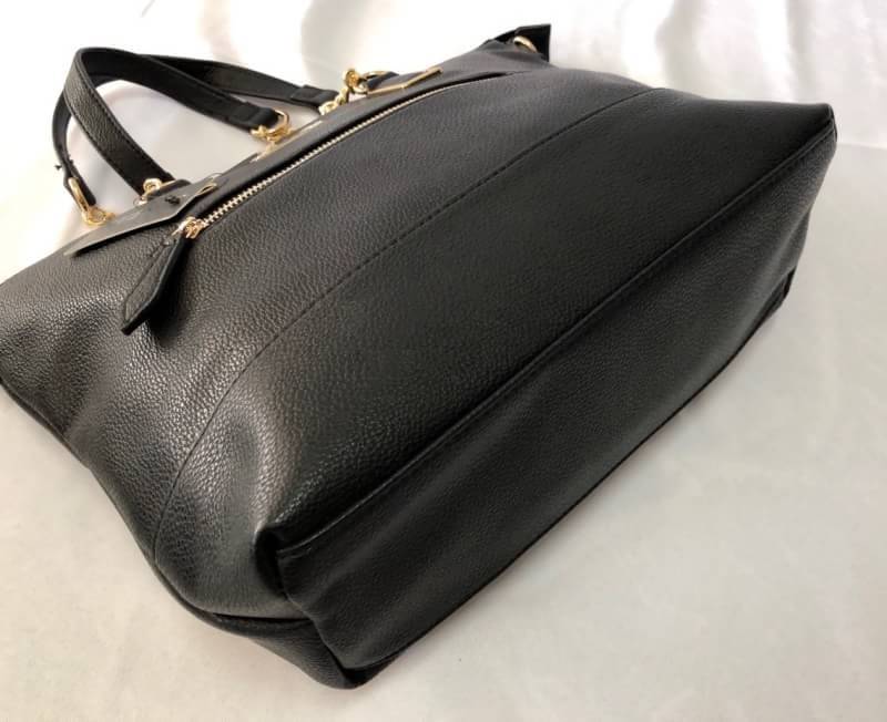 GUESS PU HANDBAG//SHOULDERBAG สินค้าเข้าใหม่!! กระเป๋าถือ/คล้องแขนหรือสะพายข้าง วัสดุหนังนิ่ม น้ำหนักเบา น่าใช้ ด้านหน้าติดอะไหล่โลโก้แบรนด์ประดับเม็ดคริสตัลหรู เปิดปิดกระเป๋าแบบซิป ภายในโล่ง ใส่ของจุ มีช่องซิปและช่องเล็กใส่ของจุกจิก หูหิ้วแบบโซ่ต่อหนังสว