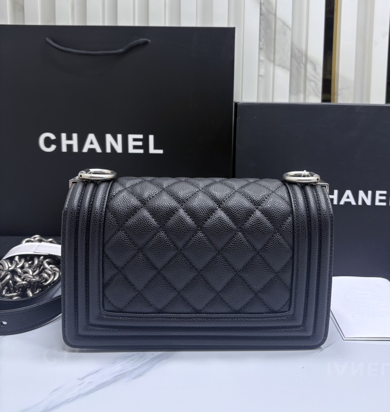 ORI หนังแท้ | CHANEL Boy 20cm shoulder bag กระเป๋าสะพายรุ่นยอดนิยมสุดคลาสสิคตลอดกาล หรูหราระดับตำนาน สวยงามเหนือกาลเวลา ขนาดเล็กน่ารัก ไม่ว่าเวลาจะผ่านไปเเค่ไหนก็ไม่เคย Out เรียบ หรู คลาสสิค ผู้ดี ไฮโซที่แท้ทรูสวยมากค่ะ