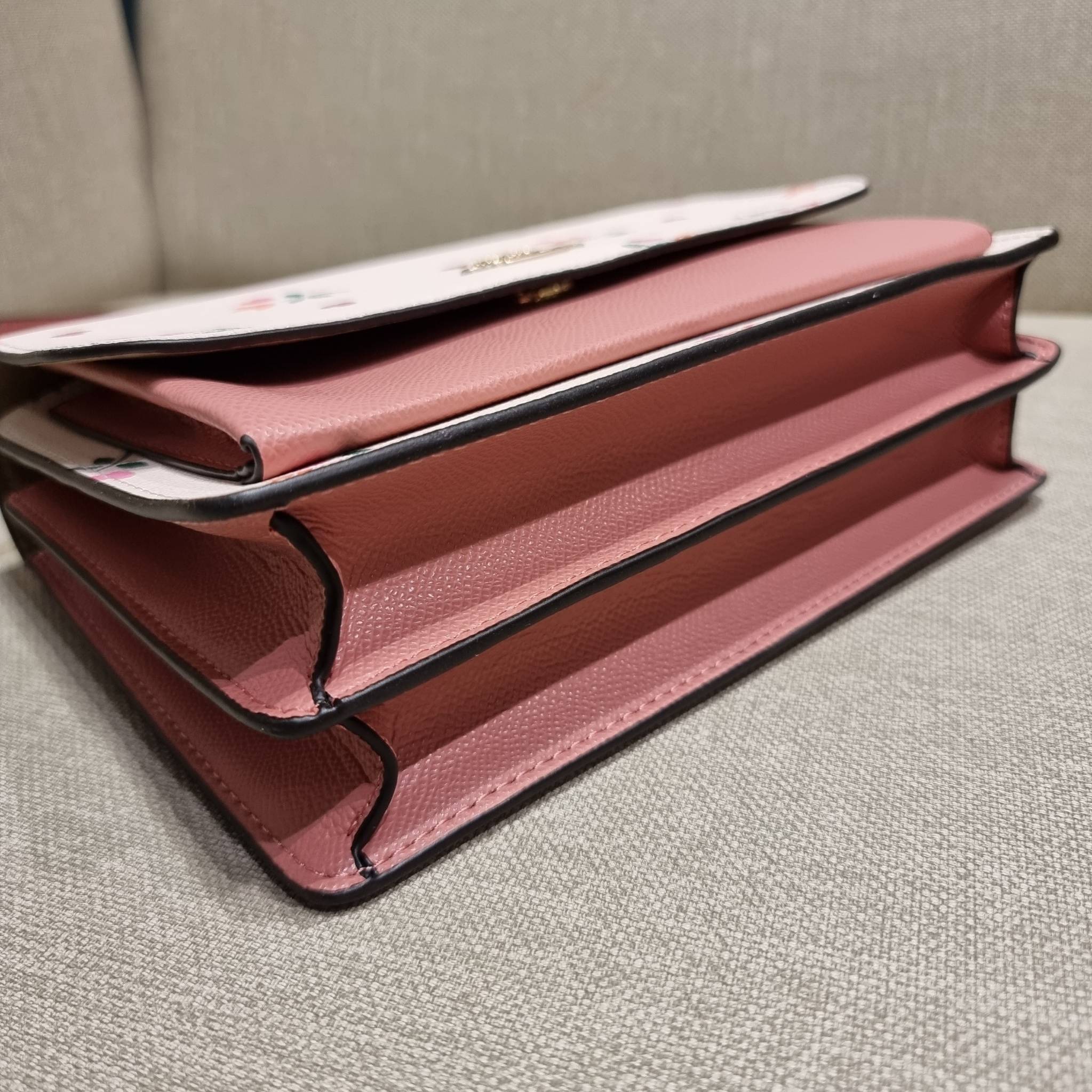 COACH C7596 KLARE CROSSBODY WITH HEART PETAL PRINT หนึ่งคอลเลคชั่นที่ฮิตไม่หยุดยั้ง!! ขายดิบขายดีทุกดีไซน์ รอบนี้มาตอบโจทย์สายหวาน ใหม่ล่าสุด น้องน่ารักม้ากกกก!! กับกระเป๋าสะพายข้าง โทนสีละมุนลูกคุณ!! คือดี!! เพิ่มลูกเล่นช่อดอกไม้หัวใจ ให้มีสีสัน สายสะพาย