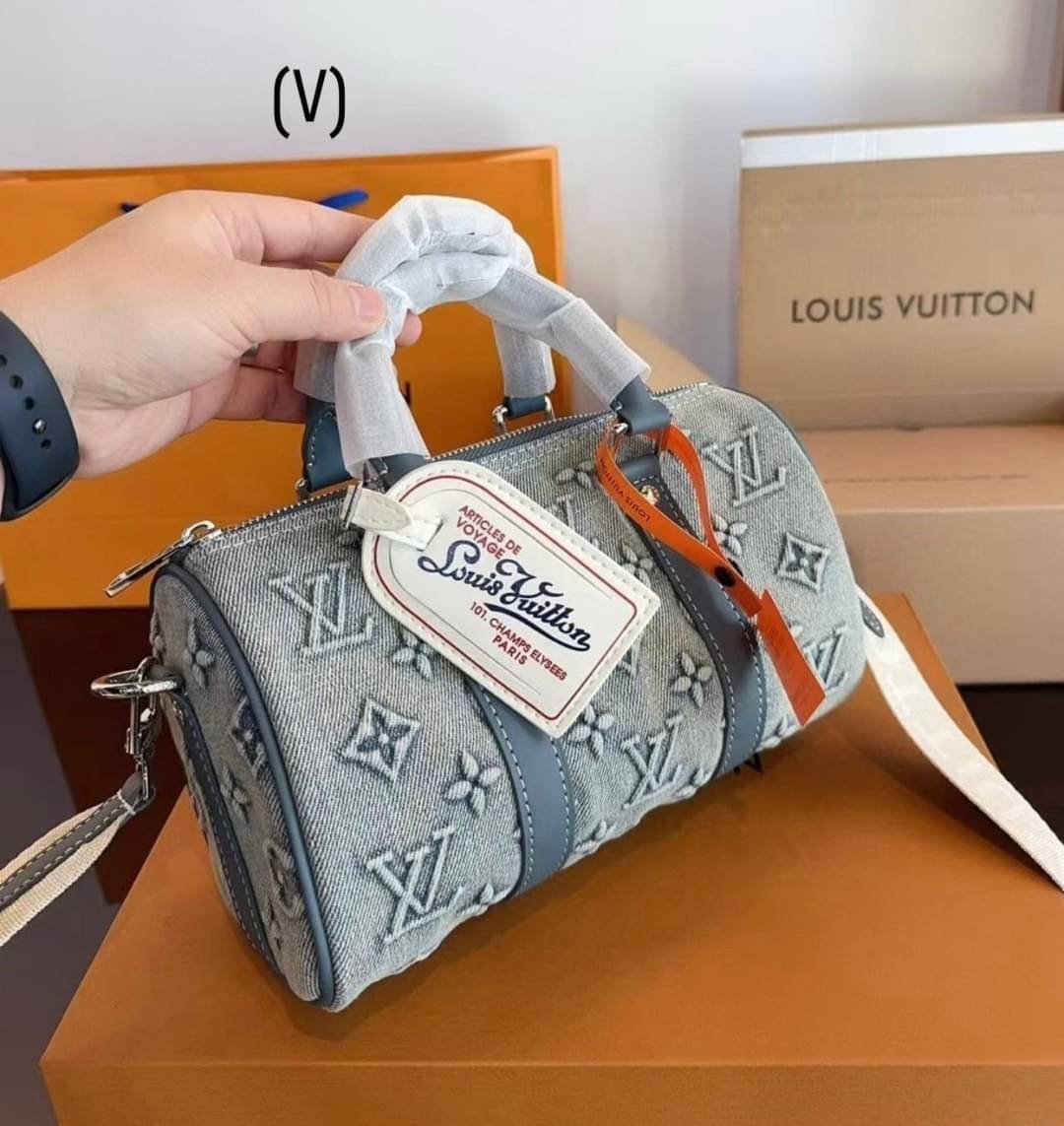 LV Bandouliere 25 Monogram Denim Bag กระเป๋าสะพายทรงหมอนเดนิมซีดสไตล์วินเทจ ปั้มนูนโลโก้ลายโมโนแกรม ใหม่ล่าสุด มาแรงม้าก! -- [รับตัวแทนกระเป๋า]
