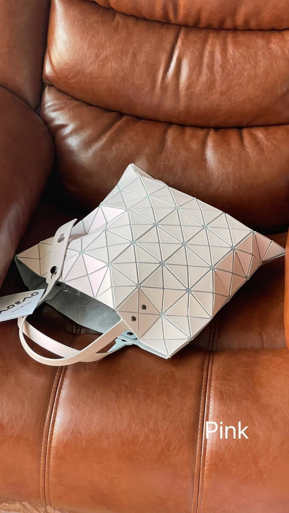 ORIGINAL 🌸 BAO BAO ISSEY MIYAKE LUCENT 6X6 matte tote bag เป็นซีรีส์ที่โดดเด่นด้วยโทนสีสว่าง โดดเด่นด้วยลักษณะต่างๆ เช่น ตาข่ายสว่างที่มองเห็นได้ผ่านช่องว่างระหว่างชิ้นสามเหลี่ยม