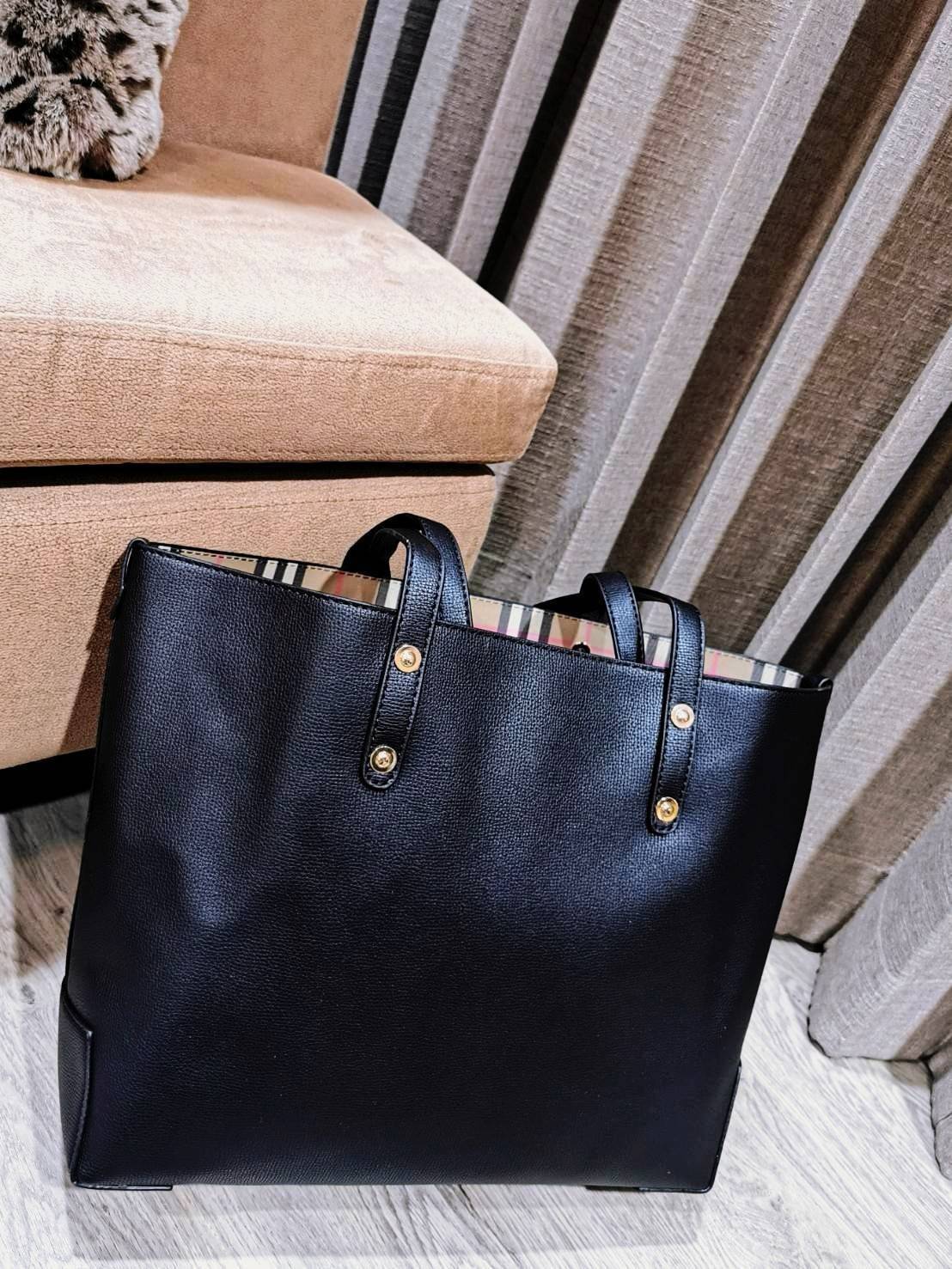 VIP 】BURBERRY FRAGRANCES TOTE BAG VIP GIFT WITH PURCHASE (GWP) พรีเมี่ยมกิ๊ฟ Limited Edition จาก BURBERRY PERFUME รุ่นแนะนำ ดีไซน์สวยโดดเด่นหนังสีดำขึ้นเทคเจอร์ด้านหน้ามีโลโล้แบรนด์ ภายในลายวินเทจสุดคลาสสิค โล่งกว้างมีช่องซิปเล็กและโลโก้ด้านใน สามารถใส่เอ