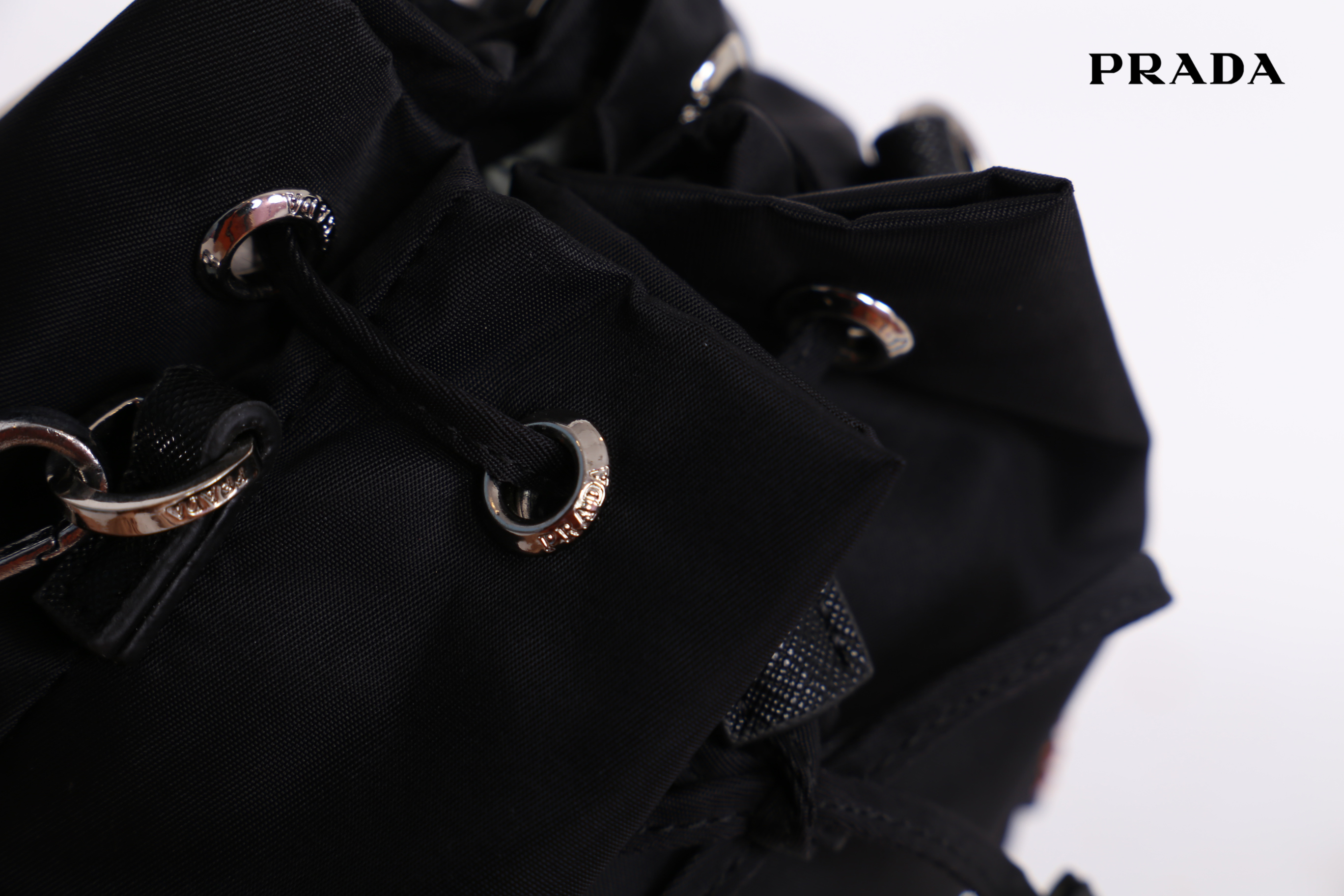 Prada mini nylon drawstring handbag / PRADA Bucket Bag ทรงสวยน่ารัก วัสดุผ้า Nylon คุณภาพดี อะไหล่เงินสวยสุดคลาสิค เปิดปิดแบบหูรูด ด้านในโล่งกว้างจุของได้พอประมาณเลยค่ะ ใส่ Iphone+ หรือรุ่นเทียบเท่าได้แบบสบายๆ ซับในพิมพ์ลายแบรนด์ ตามแบบฉบับแบรนด์