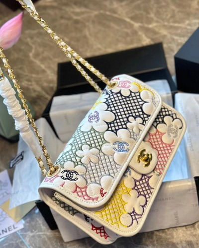CHANEL Flap Bag Lace Patchwork & Gold-Tone Metal, White & Multicolour / CHANEL Multi Flower Flap Bag กระเป๋าสะพายลายดอกไม้ ต้อนรับซัมเมอร์ 2024 สวยงามคัลเลอฟูล แฝงความหรูในตัวตามเอกลักษณ์แบรนด์