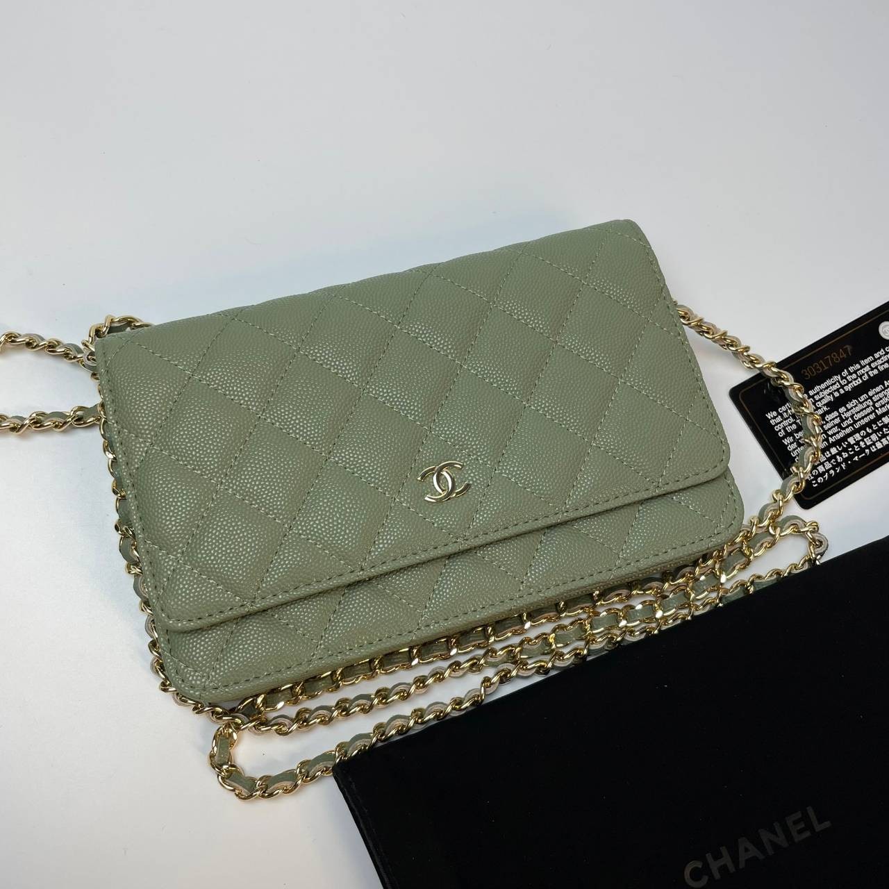 VIP 】หนังแท้ CHANEL WOC style โทนสีพาสเทล กระเป๋าสะพายทรงสวยตลอดกาล วัสดุหนังลายคาเวียร์ เนื้อนุ่ม อยู่ทรงคุณภาพดีตามแบบฉบับของแบรนด์ น้ำหนักเบา ด้านหน้ามีโลโก้แบรนด์อะไหล่หรู มีช่องใส่บัตร ใส่ของจุกจิก เปิดปิดด้วยฝาปิดกระดุม ซับในหนัง ตัวจริงสวยมากๆถูกใจ