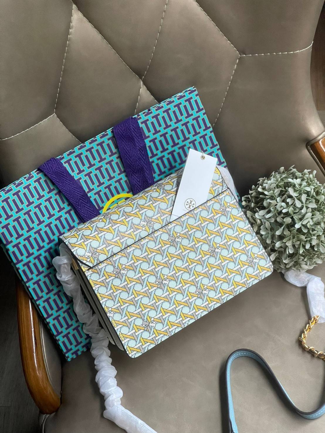 Tory Burch Robinson Printed Convertible Shoulder Bag กระเป๋าสุดคลาสสิค Collection นี้เหมาะกับสาว ๆ วัยรุ่นเป็นพิเศษ ด้วยโทนสีสดใสที่ทางแบรนด์ได้ดีไซน์ออกมาอย่างพิถีพิถัน สามารถตอบโจทย์สาว ๆ ที่มีคาแรคเตอร์หวาน สดใส และร่าเริงได้อย่างแท้จริงอีกทั้งลายโซ่ยั