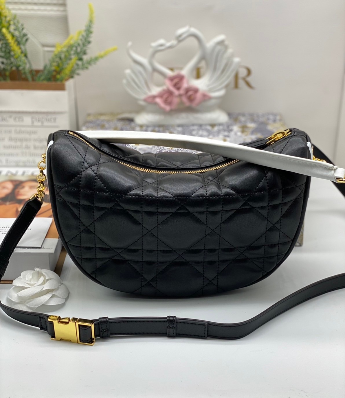 หนังแท้ DIOR MEDIUM DIOR VIBE HOBO BAG รุ่นใหม่ล่าสุด พร้อมส่งที่ไทย เกรดออริจินอลหนังแท้ สวยมากค่ะ ภาพสินค้าถ่ายจากงานขายจริง ใช้งานต่างประเทศได้