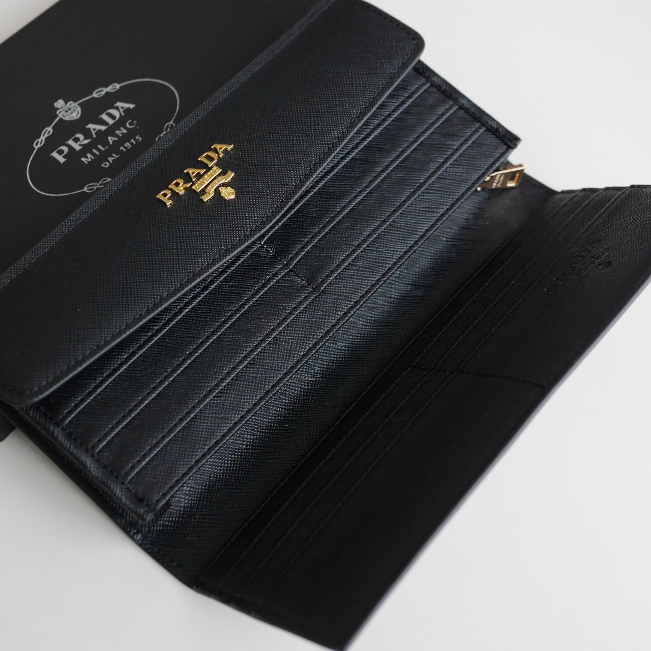 พร้อมส่งครบสีค่ะ 🖤💙💖 Best Seller PRADA LONG WALLET กระเป๋าสตางค์ยาว **รับทรัพย์ ทรงหรู จากงานพรีเมี่ยมกิ้ฟ จากเคาเตอร์ต่างประเทศ จากแบรนด์ PRADA ลายหนัง SAFFIANO มีช่องใส่บัตร ถึง 12 ช่อง และช่องซิปใส่ของจุกจิกได้ น้ำหนักเบา จับถนั