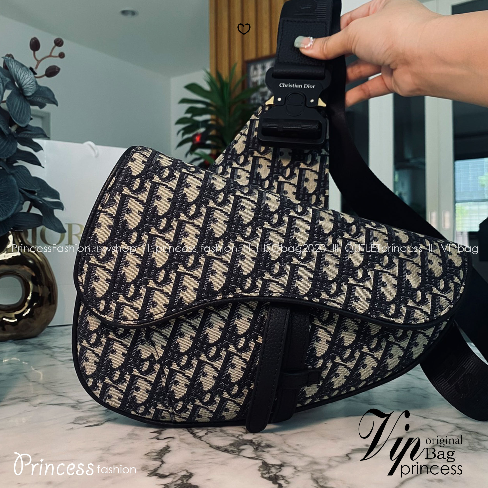 DIOR Saddle bag Oblique jacquard fabric in beige and black กระเป๋าคาดอกดิออร์ รุ่นยอดนิยมที่หนุ่มๆ ใช้งานได้แบบคุ้มๆ ดีไซส์สวยคมเรียบหรูตามแบบฉบับแบรนด์