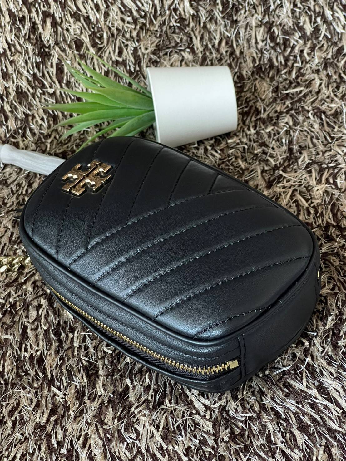 Tory burch kira chevron n/s crossbody bag กระเป๋าสำหรับใส่มือถือหรือของจุกจิกต่างๆ ได้กลายมาเป็นแฟชั่นสุดร้อนแรงแห่งปี คอลเลคชั่นนี้ออกมาเพื่อเอาใจสาวๆโดยเฉพาะ สีสันสุภาพเพื่อให้แมทช์กับสีสันของเสื้อผ้า ได้ง่าย ภายในยังสามารถแบ่งสันปันส่วนไว้สำหรับใส่บัตร