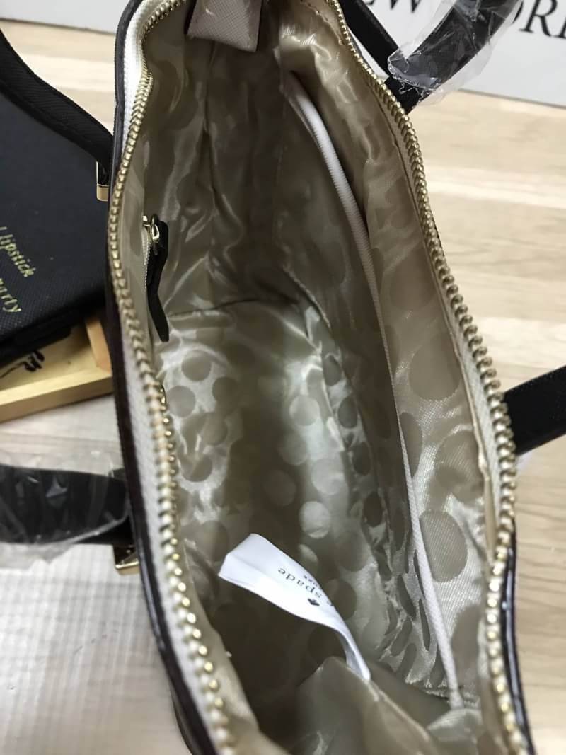 Kate Spade New York Cedar steet Harmony Body Bag กระเป๋าถือหรือสะพาย หนัง Saffiano ความยาวสายโซ่ต่อหนัง100cm. ถอดออกได้ ความสูงของหูจับ14cm ภายในมีช่องซิปและช่องเล็ก มีหมุดรองฐานกันรอย 4 มุม อะไหล่ทองทั้งใบ ขนาดกำลังดี ใส่ของจุกจิก มินิไอแพคได้ค่ะ