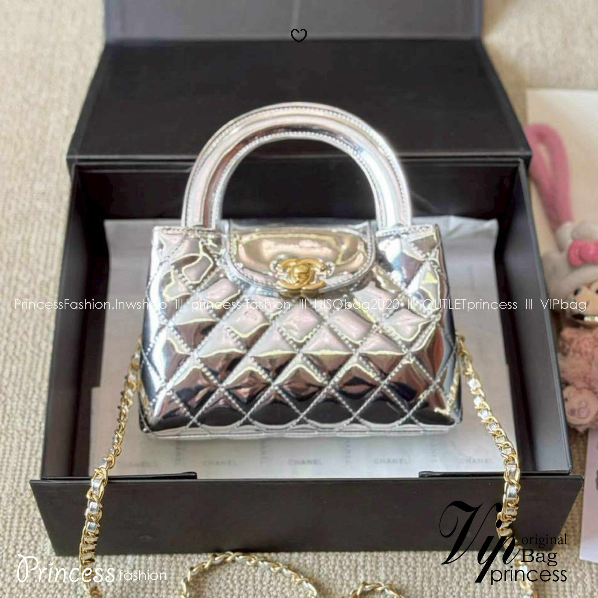 CHANEL 23K Kelly Mini Handbag Metallic Color กระเป๋าสะพายทรงสวยเรียบหรู สีใหม่เมทัลลิกเงางาม ผสมผสานดีไซน์วินเทจสง่างามทันสมัย ใช้งานได้หลากหลายโอกาส คอลเลคชั่นสุดฮอต กระเป๋าถือ/สะพายข้าง คงเอกลักษณ์ ให้ความเป็นผู้ดีในตัว สวยงาม