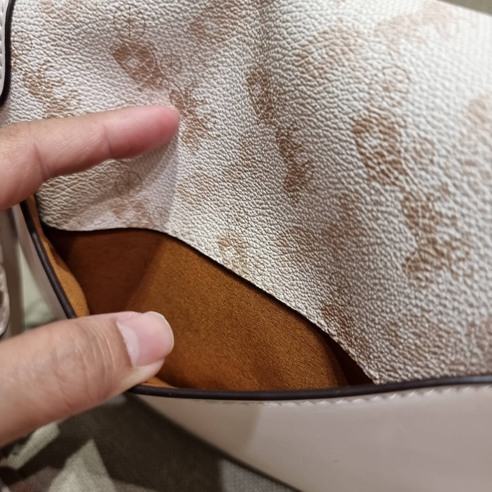 COACH C3837 BEAT SADDLE BAG WITH HORSE AND CARRIAGE PRINT The best item! ที่สาวๆรอคอย! ฮอตไฟลุก! สีหายาก ละมุนคุณหนู คอลเลคชั่นใหม่ ดีไซน์หรูหรา พิเศษมากๆมาพร้อมสายสะพาย 2 เส้น ใช้คู่กันหรือแยกสะพายก็สวยครบสูตร กระเป๋าสะพายทรง saddle คลาสสิค เปิด-ปิดด้วยก