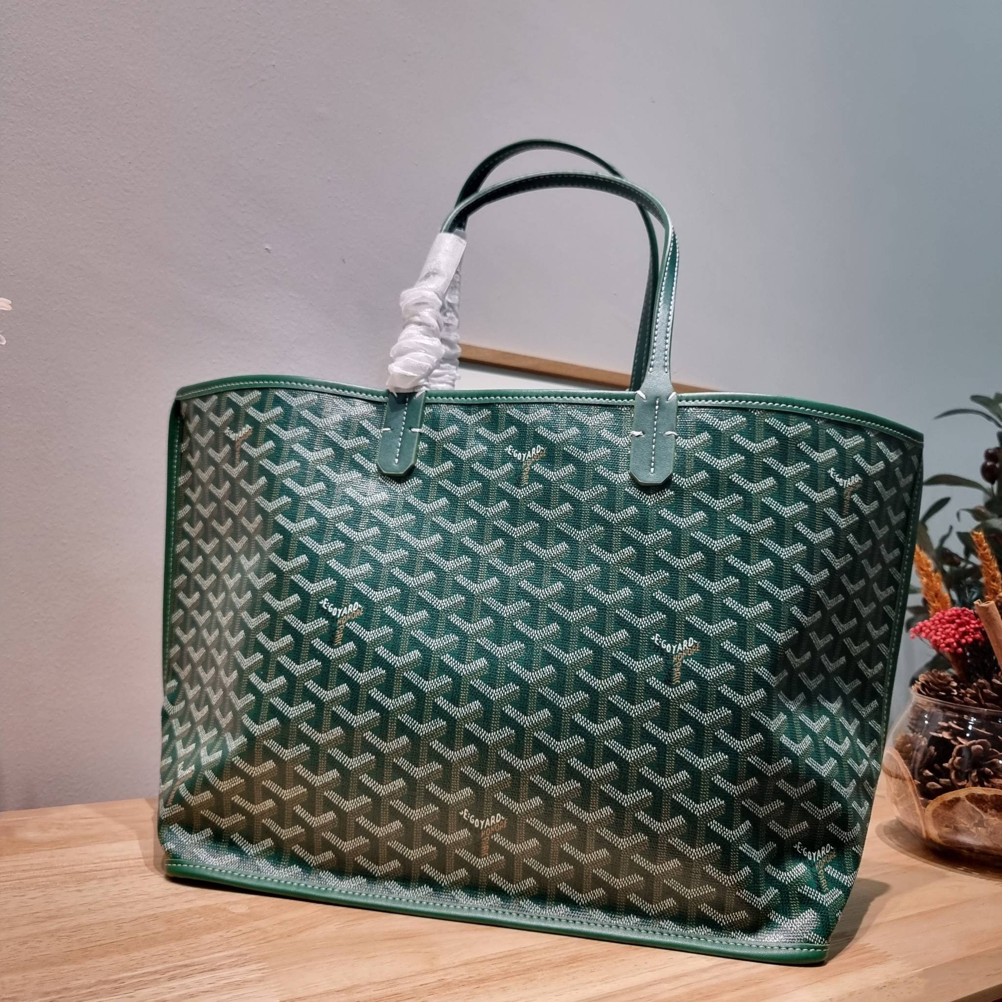 GOYARD ANJOU REVERSIBLE TOTE ฮอตไอเท็ม กับกระเป๋าสะพายทรงโท้ท ใบใหญ่จุใจ!! มาครบสีขายดี เลิศทุกสี รูปทรงคลาสสิค ดีไซน์เป็นเอกลักษณ์ ใช้งานได้หลากหลาย สามารถกลับด้านใช้ได้แบบไม่มีเบื่อ วัสดุหนังแคนวาสพิมพ์ลายสวยคม ภายในโล่งกว้างมาก